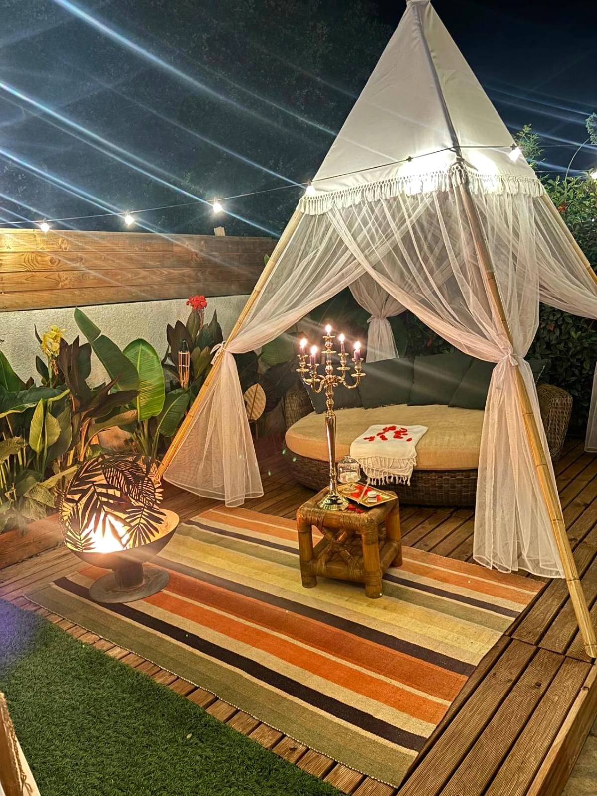 Tente berbère avec lit de repos et candélabre - Love Room Vauvert - Bambou Room