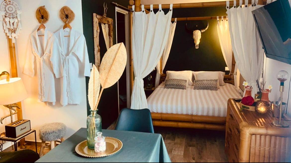 Lit à baldaquin en bambou et peignoirs blancs - Bambou Room