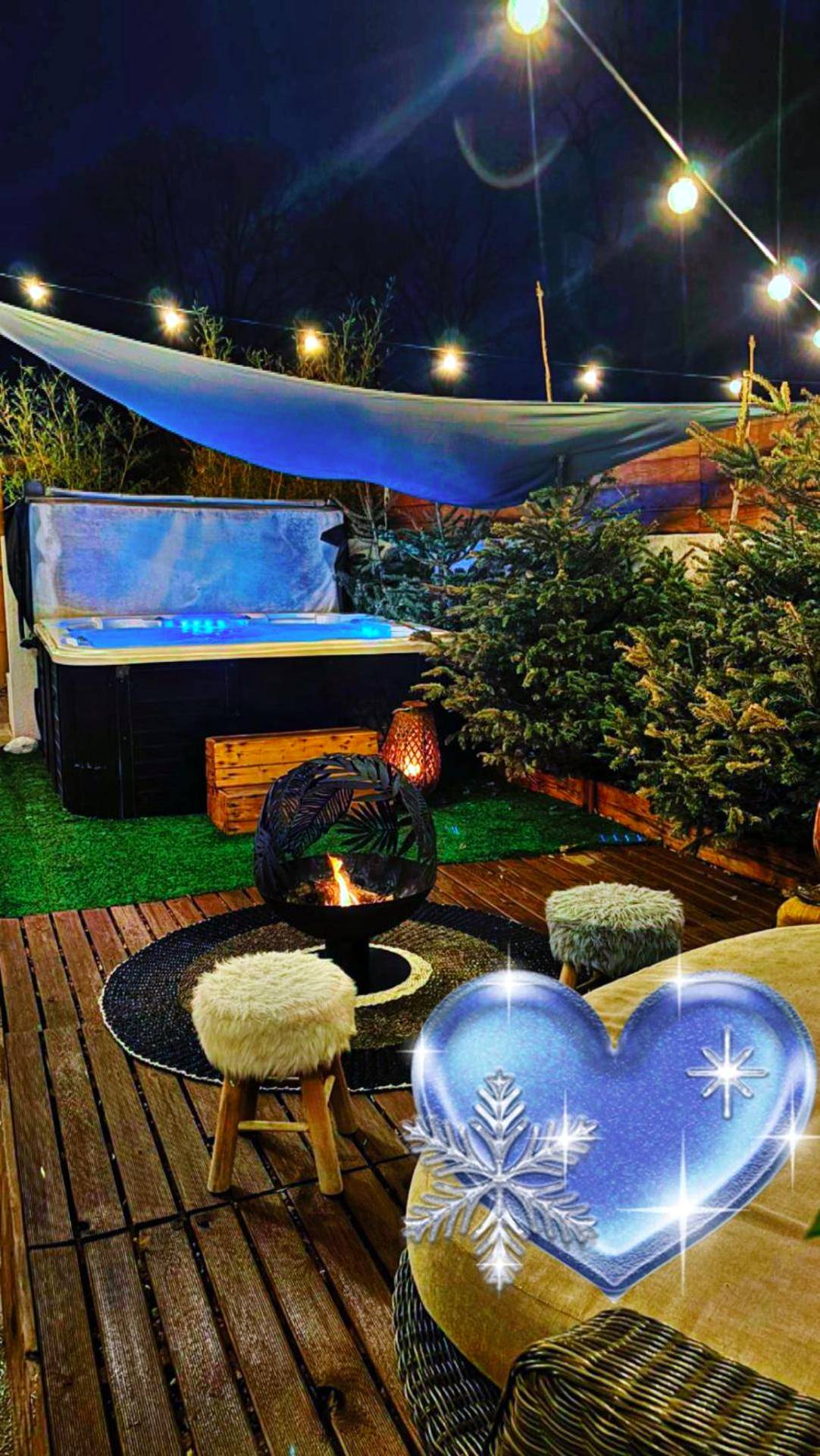 Jacuzzi extérieur et brasero sous les guirlandes - Bambou Room