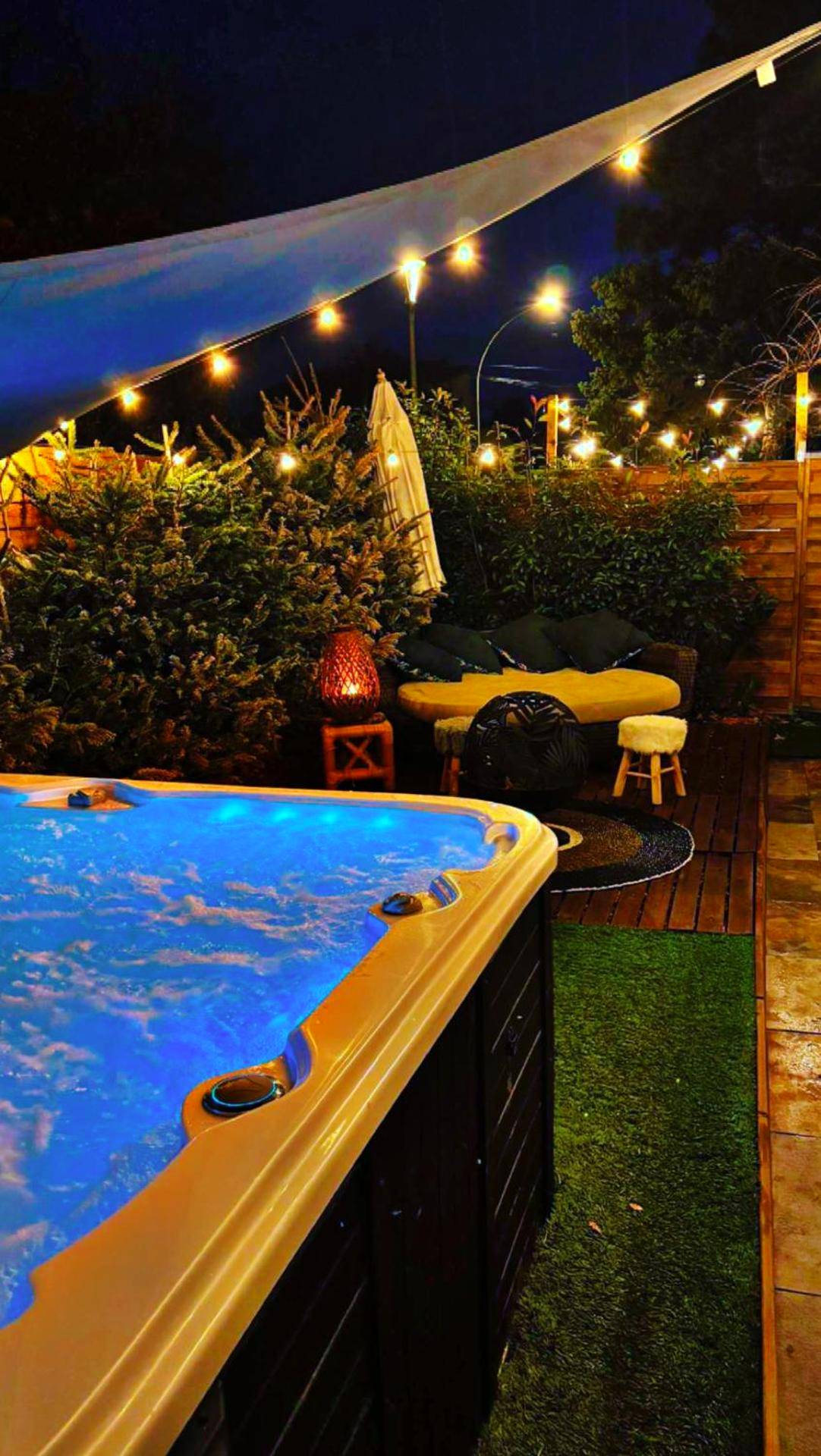 Jacuzzi privatif éclairé en bleu de nuit - Bambou Room