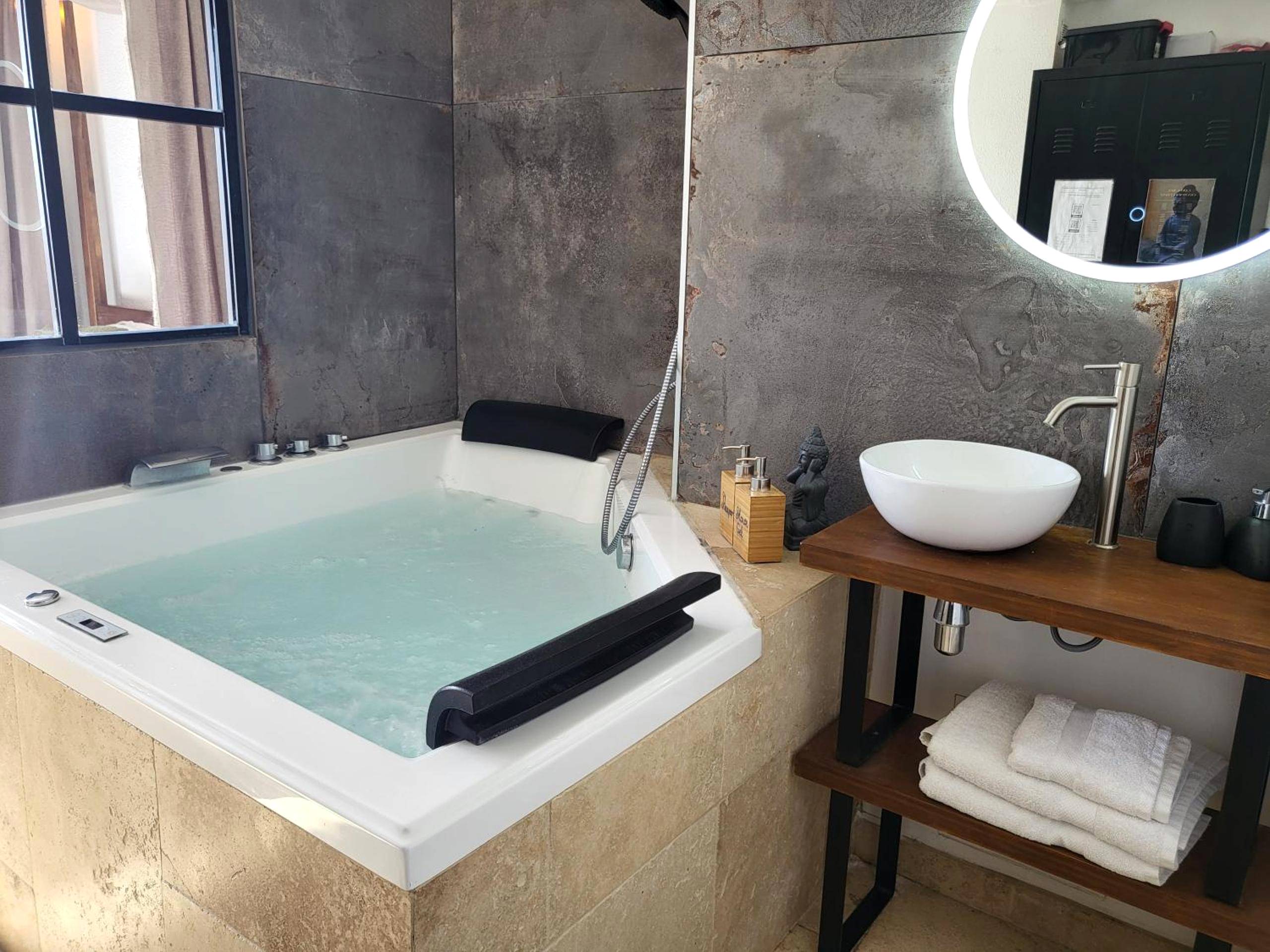 Baignoire balnéo et vasque sur meuble en bois - Love Room Bandol - "The Love Room Bandol" Jacuzzi & Vue Mer