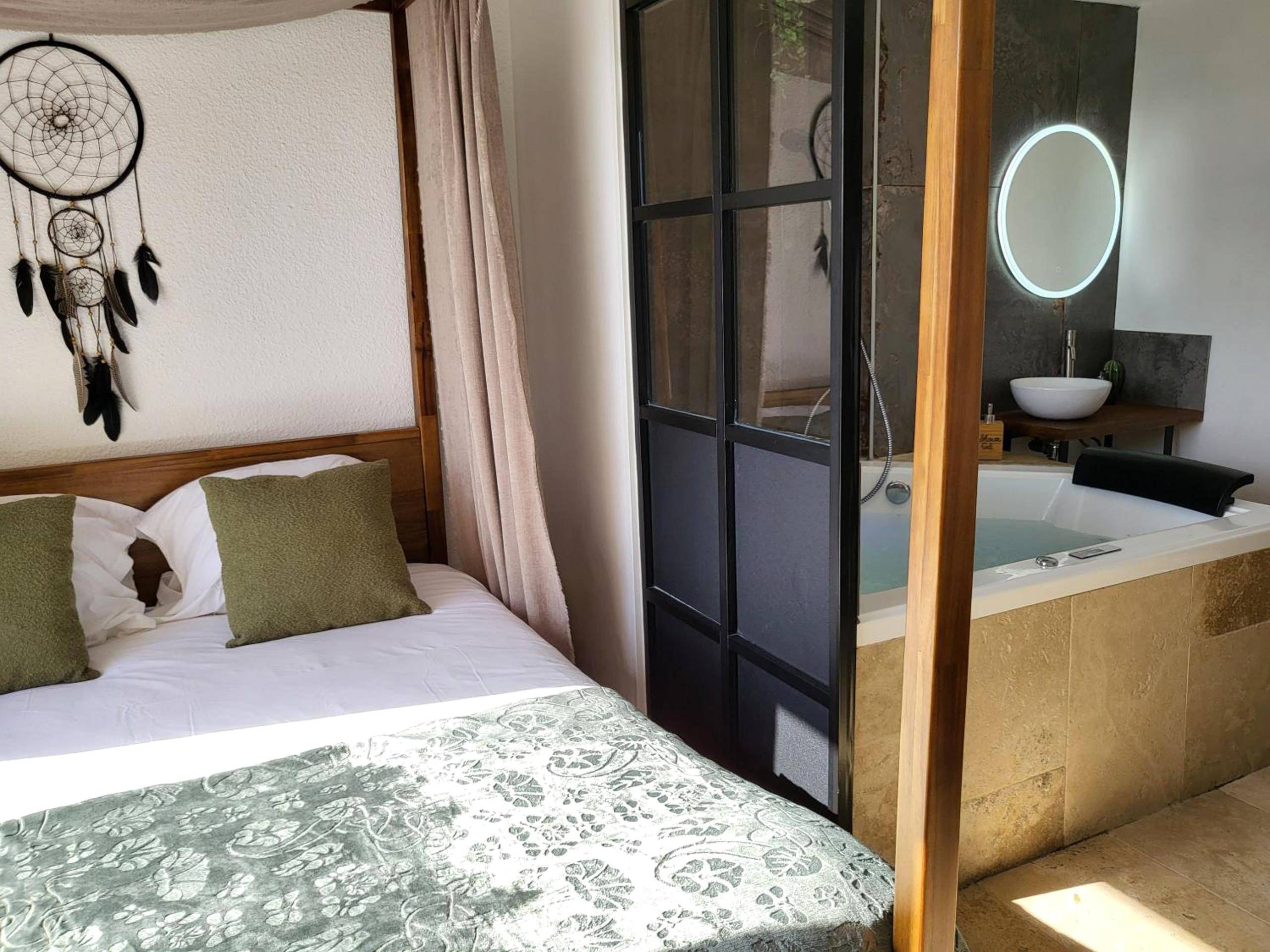 Lit à baldaquin et jacuzzi avec miroir lumineux - "The Love Room Bandol" Jacuzzi & Vue Mer