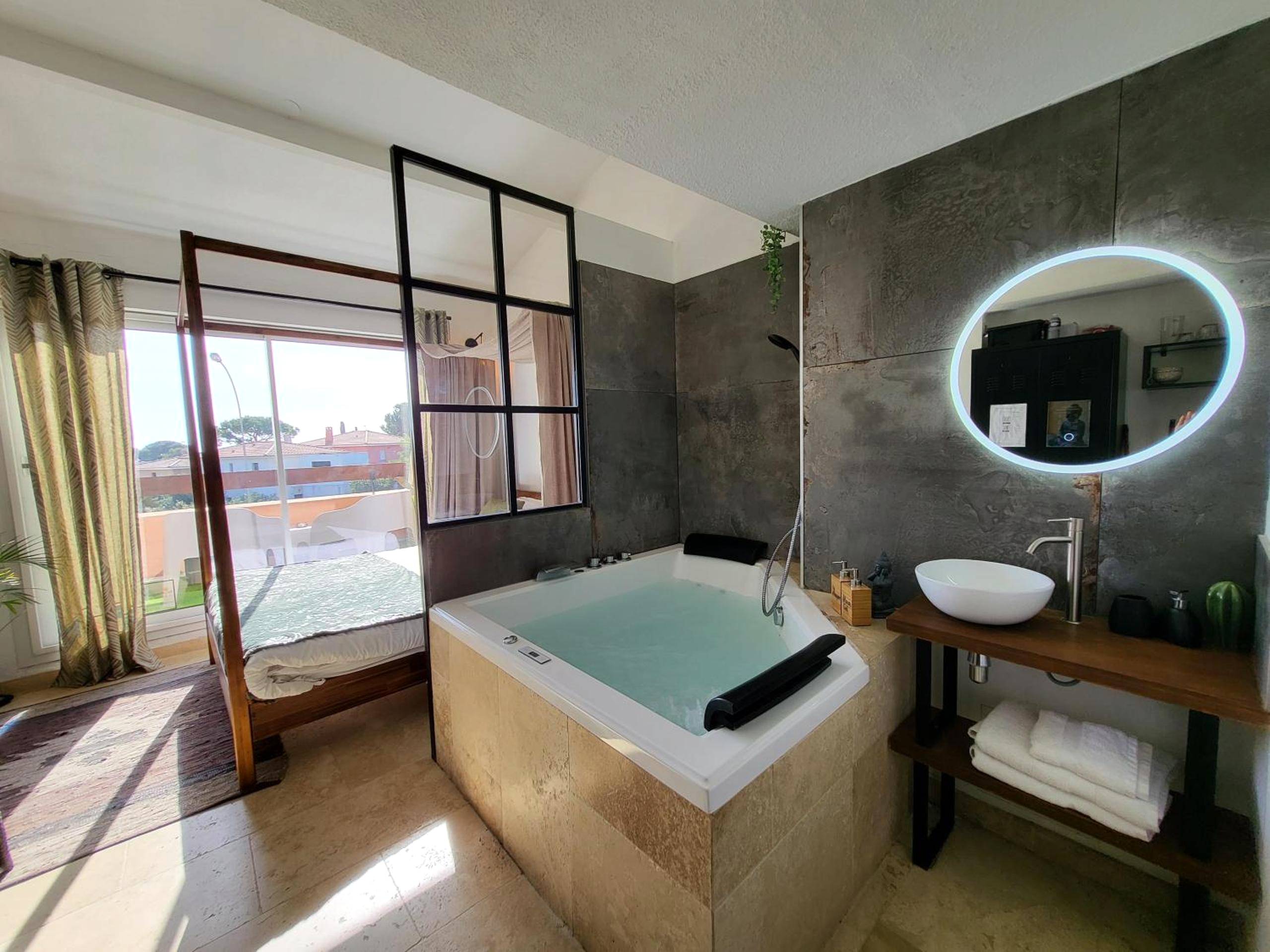 Photo du logement - "The Love Room Bandol" Jacuzzi & Vue Mer - Bandol