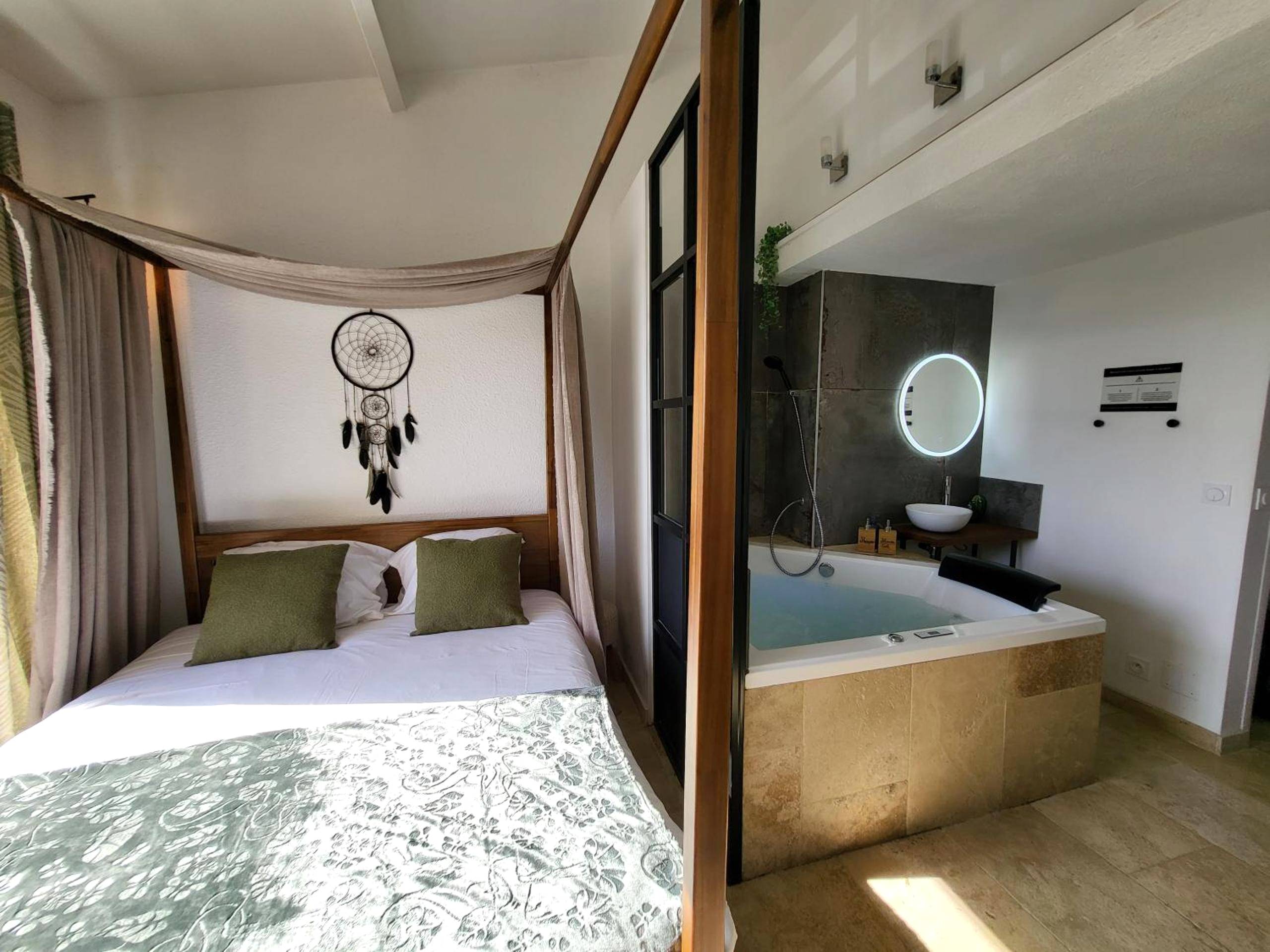 Photo du logement - "The Love Room Bandol" Jacuzzi & Vue Mer