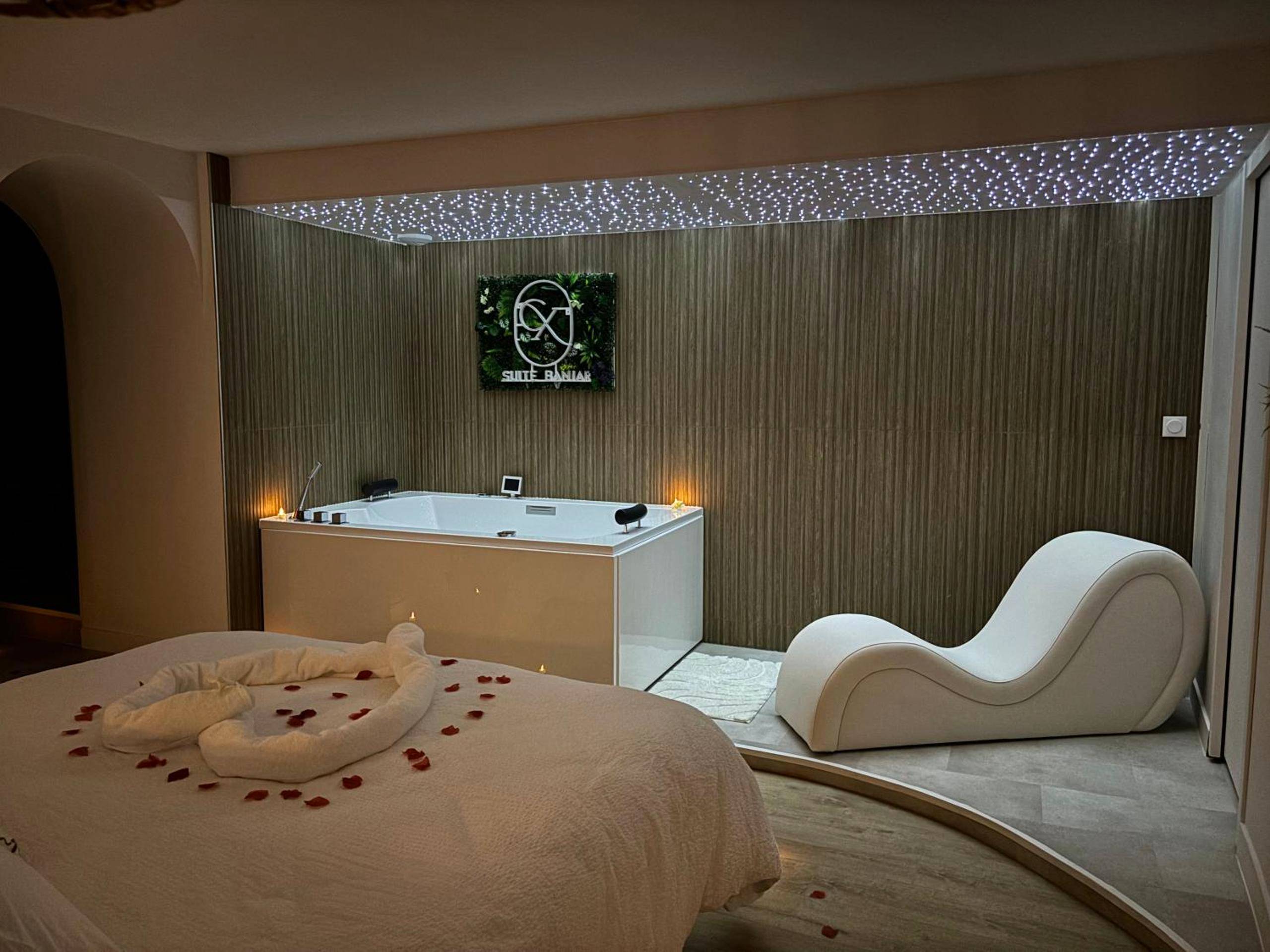 Jacuzzi et fauteuil tantrique sous ciel étoilé - Love Room Saint - Aubin - d'Aubigné - Suite Banjar - Luxe,Balnéo & Sauna