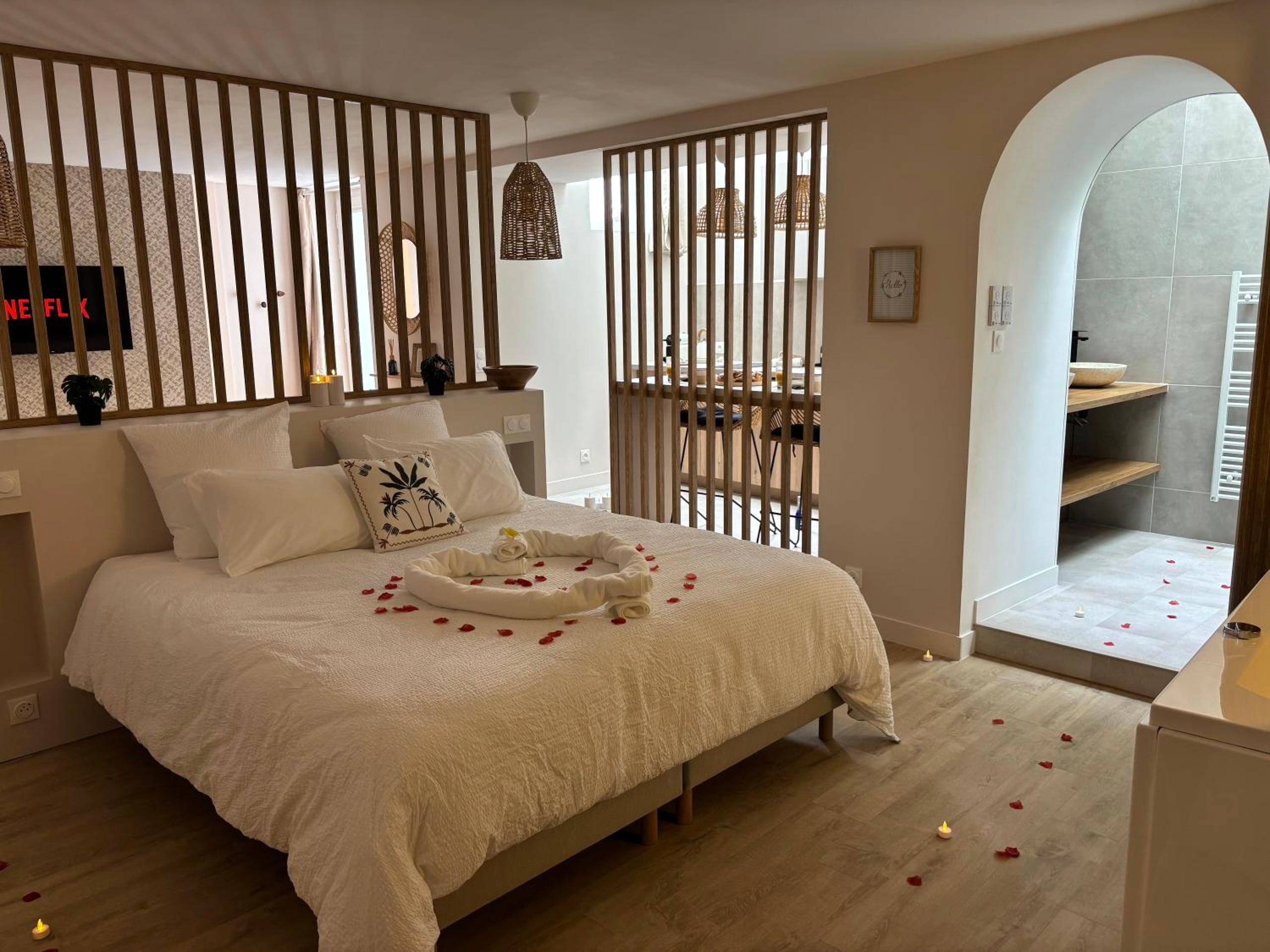 Lit double avec pétales de rose en cœur - Suite Banjar - Luxe,Balnéo & Sauna