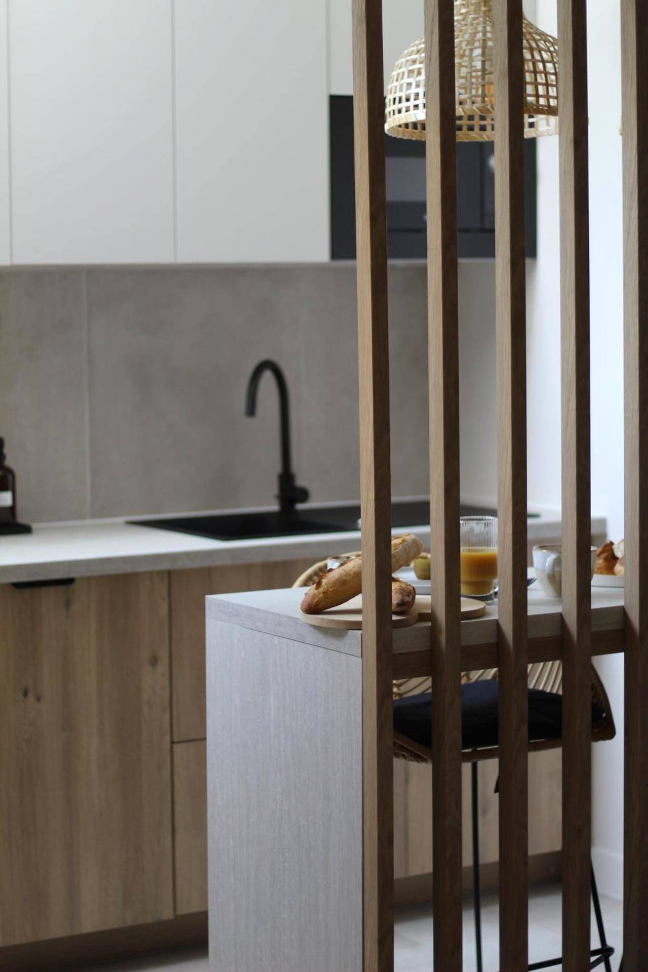 Cuisine équipée et coin repas moderne - Suite Banjar - Luxe,Balnéo & Sauna