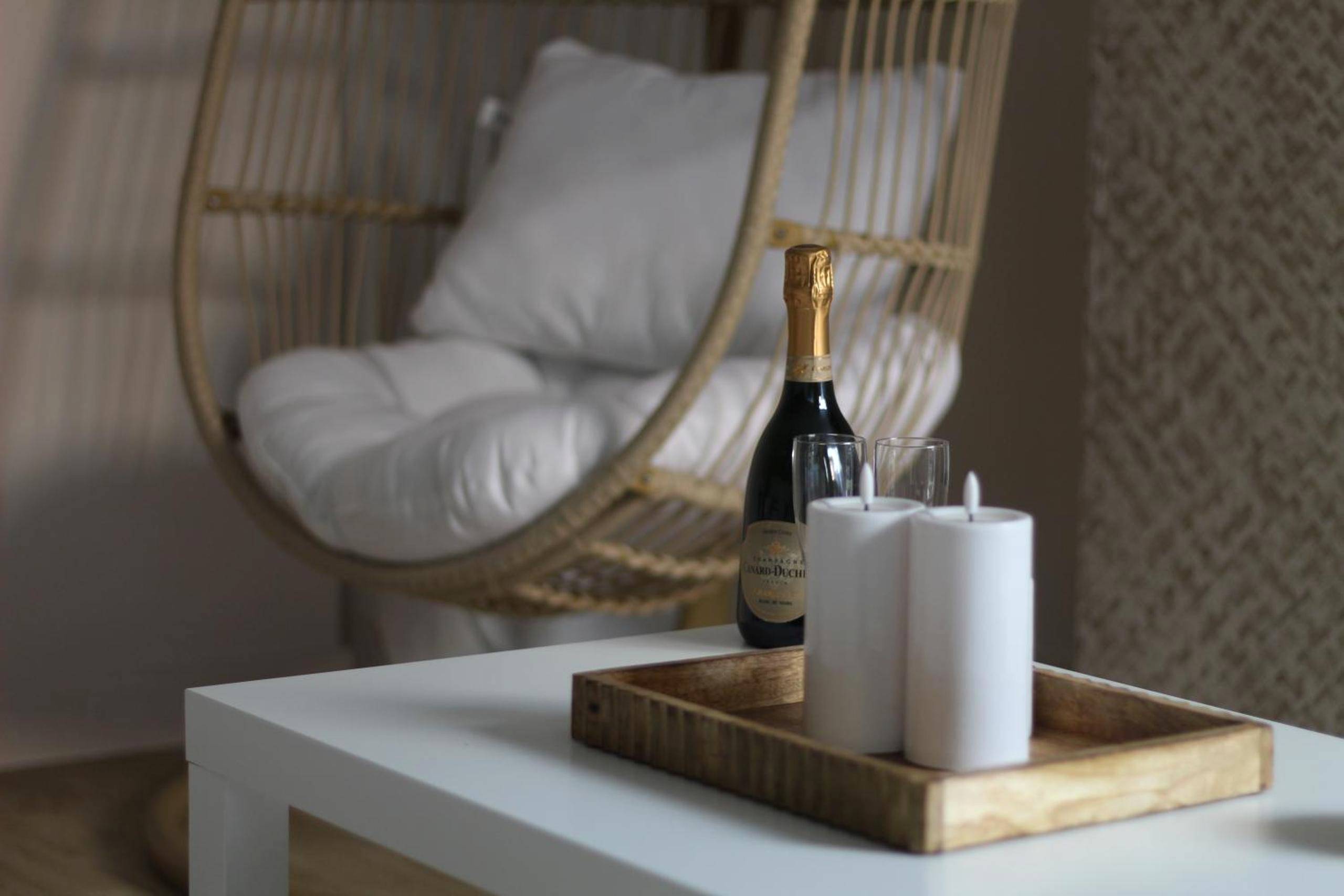Bouteille de champagne et bougies sur table - Suite Banjar - Luxe,Balnéo & Sauna