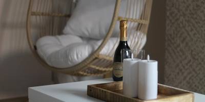 Bouteille de champagne et bougies sur table - Suite Banjar - Luxe,Balnéo & Sauna