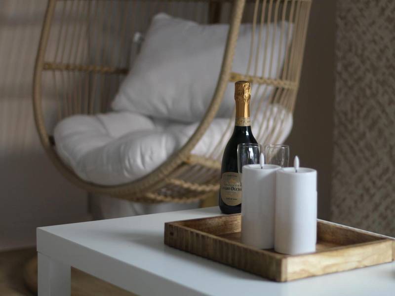 Bouteille de champagne et bougies sur table - Suite Banjar - Luxe,Balnéo & Sauna
