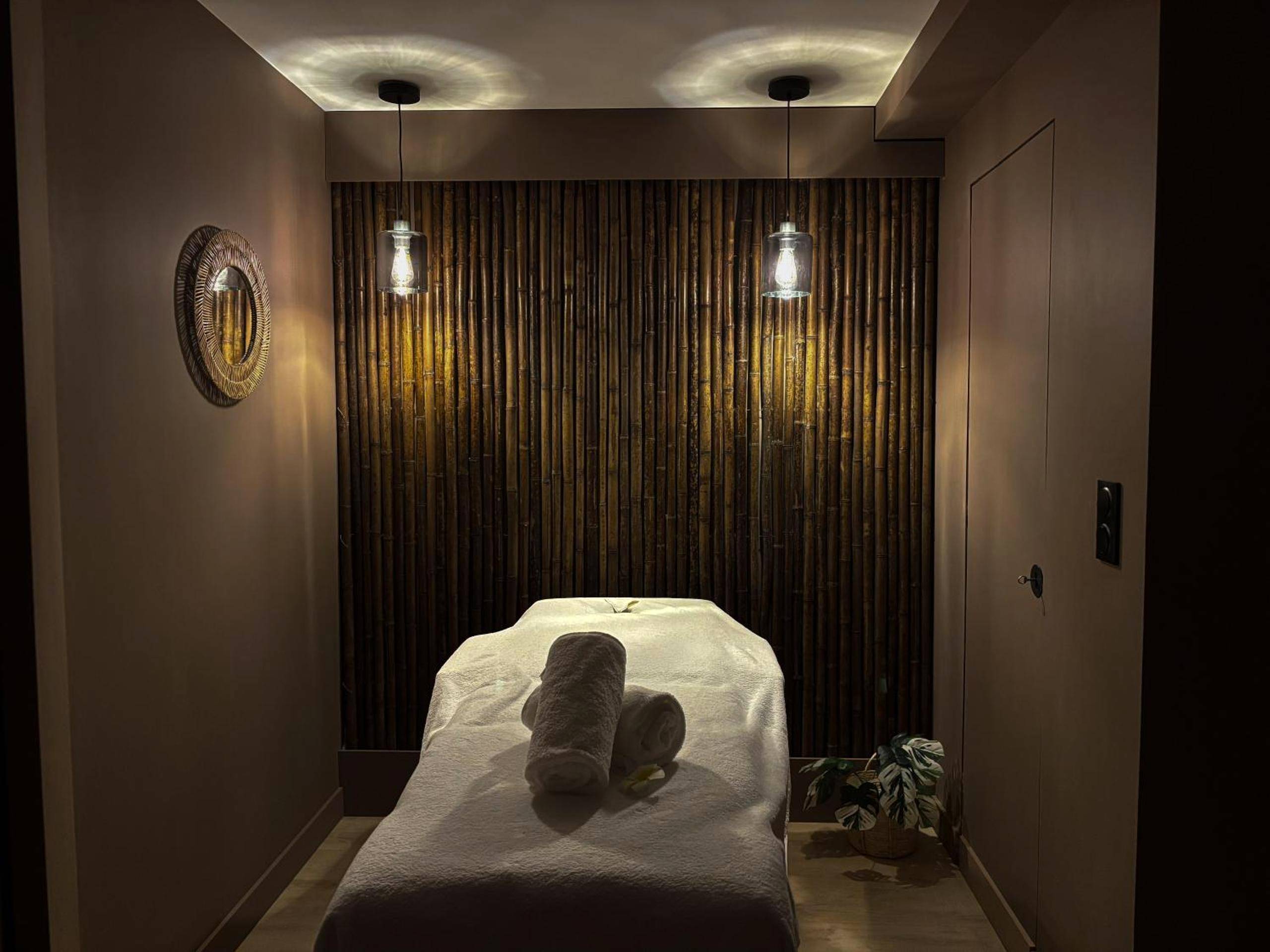 Table de massage avec serviettes enroulées - Suite Banjar - Luxe,Balnéo & Sauna