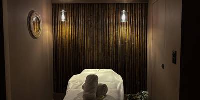 Table de massage avec serviettes enroulées - Suite Banjar - Luxe,Balnéo & Sauna