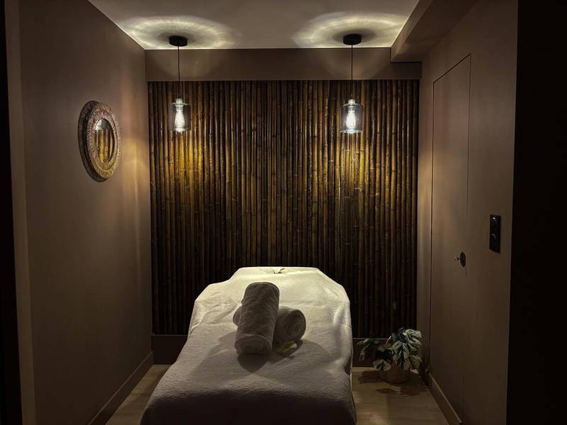 Table de massage avec serviettes enroulées - Suite Banjar - Luxe,Balnéo & Sauna