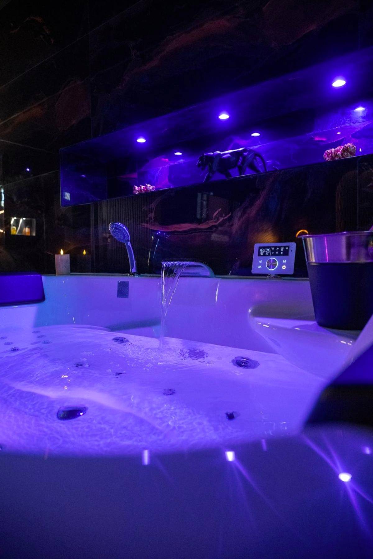 Jacuzzi privatif avec éclairage néon violet - Love Room Corbas - Baobab