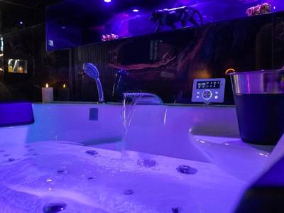 Jacuzzi privatif avec éclairage néon violet - Love Room Corbas - Baobab