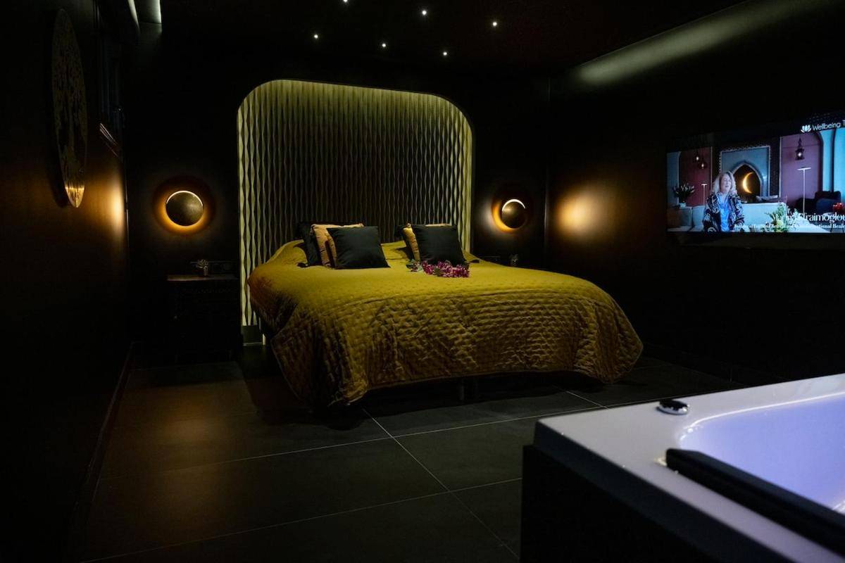 Lit king size avec jeté de lit doré - Baobab