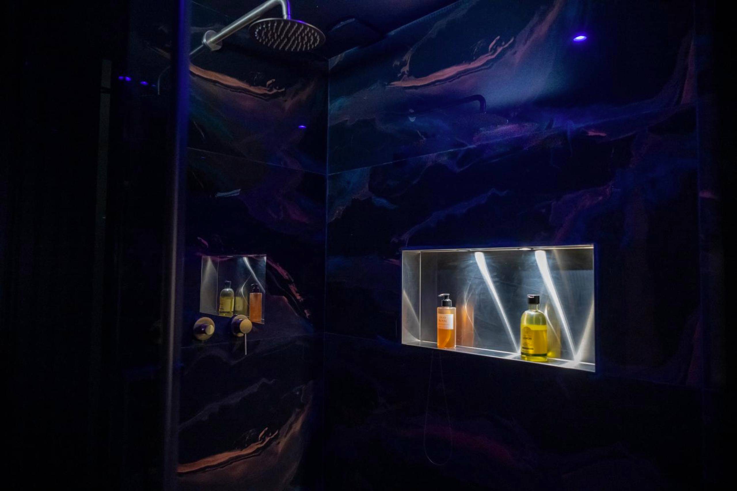 Douche à l'italienne avec parois marbrées - Baobab