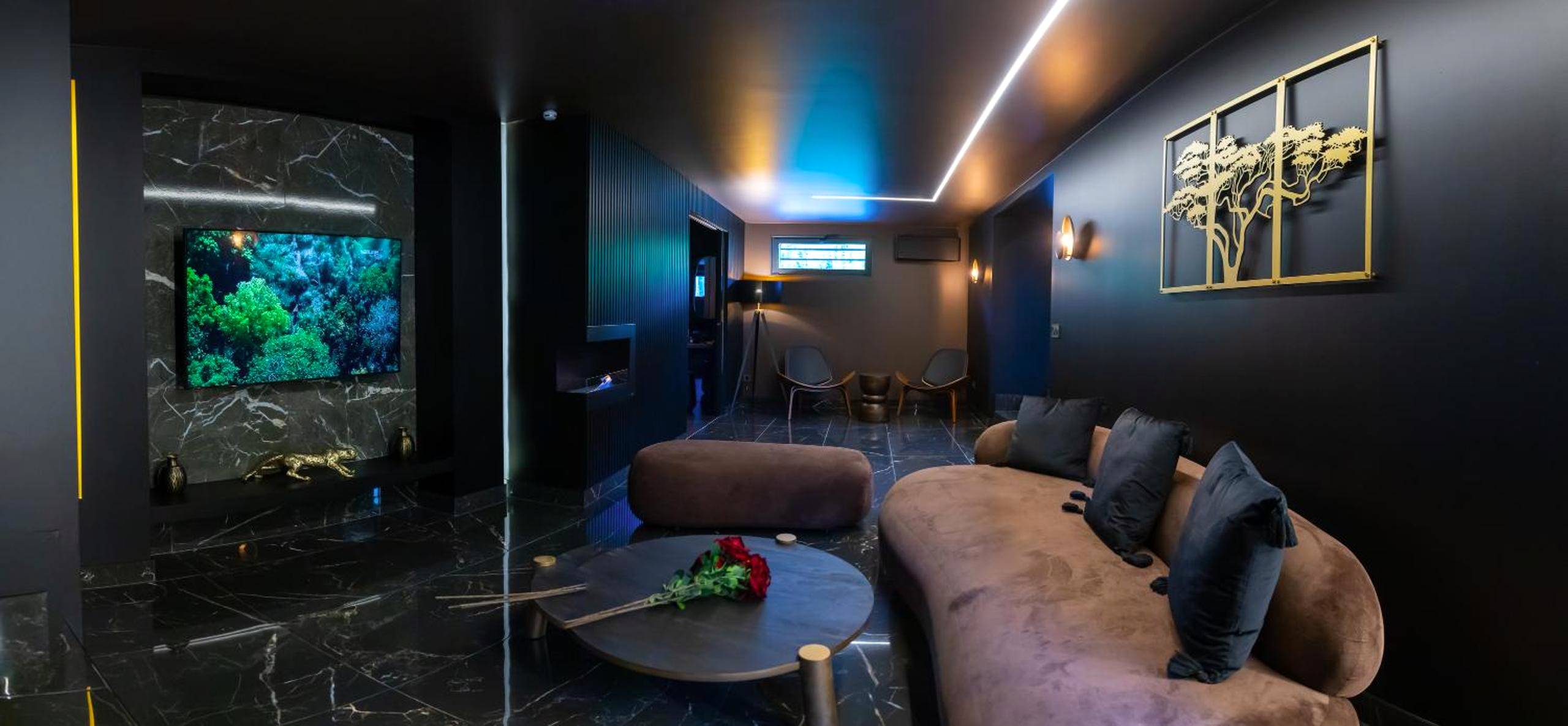 Salon moderne avec canapé et écran géant - Baobab