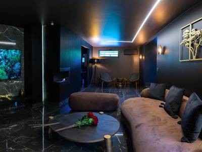 Salon moderne avec canapé et écran géant - Baobab