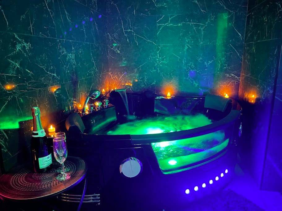 Jacuzzi privatif avec éclairage LED et champagne - Love Room Château - Landon - Love Room Le Baroque / Jacuzzi / Sauna