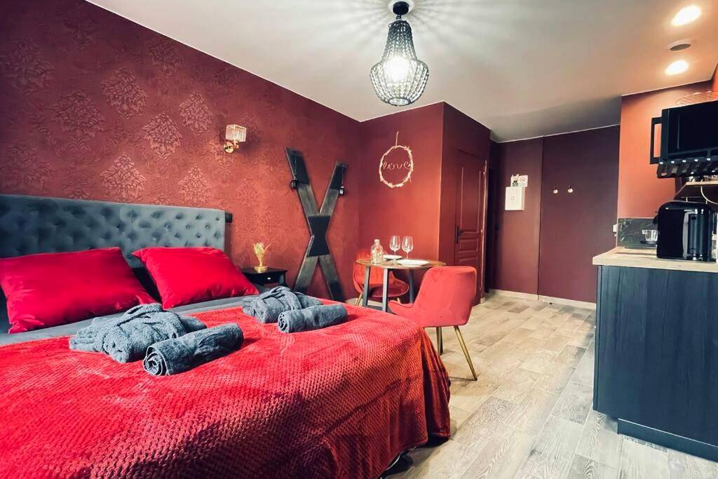 Chambre baroque avec lit rouge et croix de Saint - André - Love Room Le Baroque / Jacuzzi / Sauna