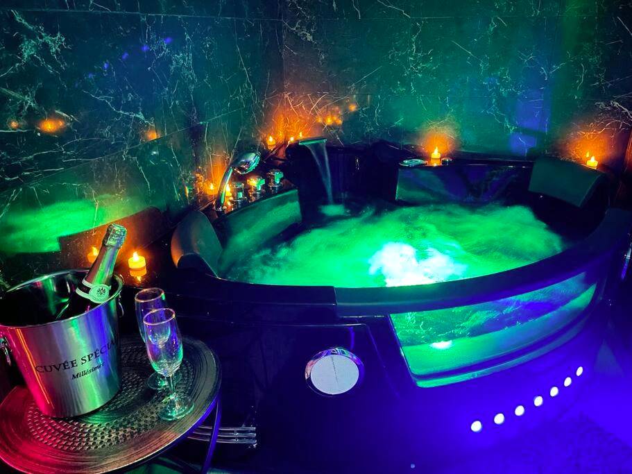 Photo du logement - Love Room Le Baroque / Jacuzzi / Sauna