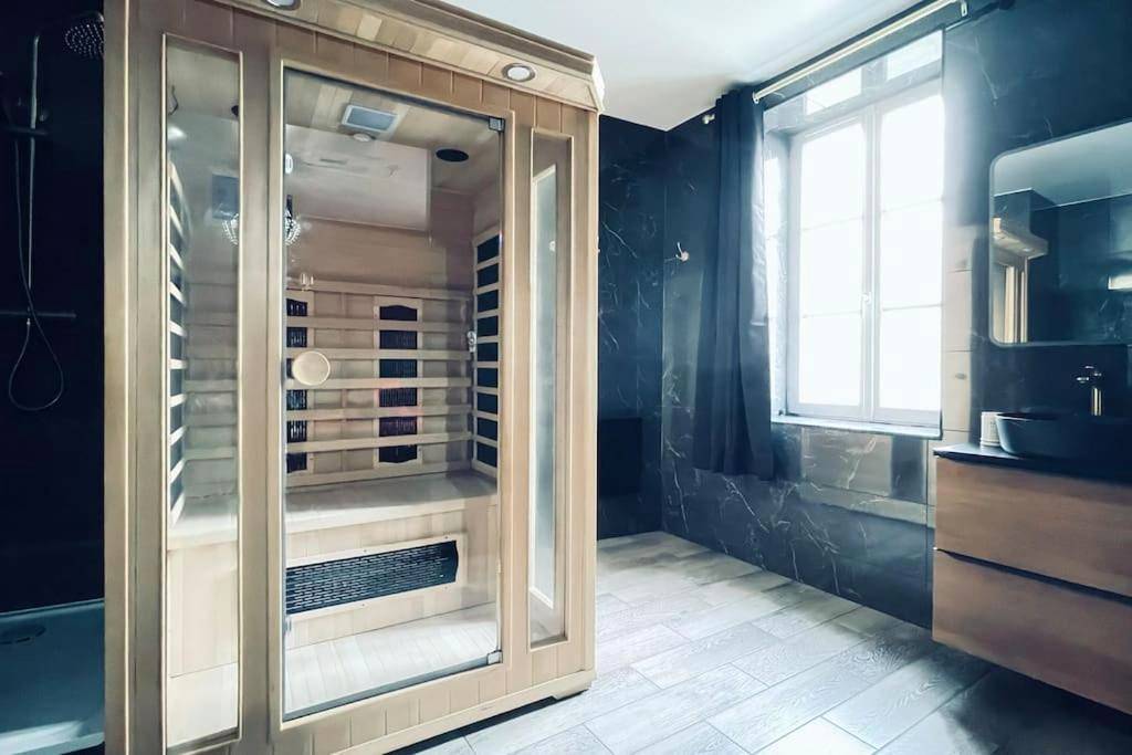 Sauna infrarouge en bois dans salle de bain moderne - Love Room Le Baroque / Jacuzzi / Sauna
