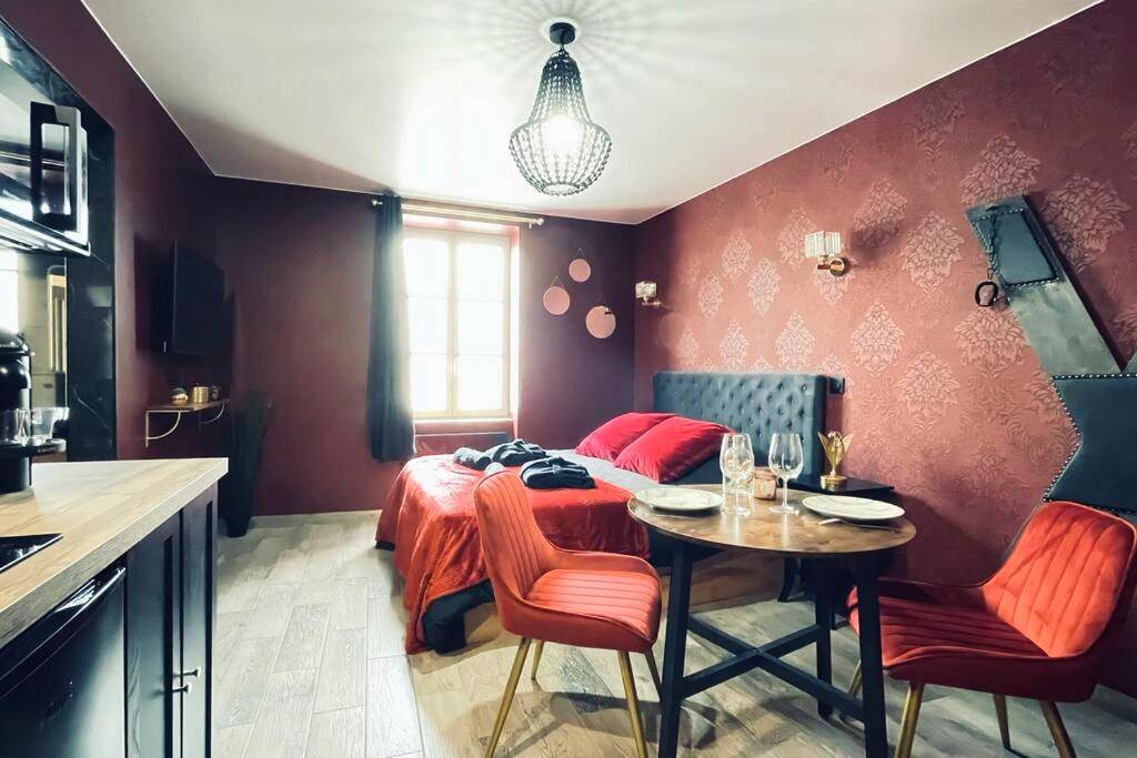 Espace repas romantique et lit double thématique - Love Room Le Baroque / Jacuzzi / Sauna