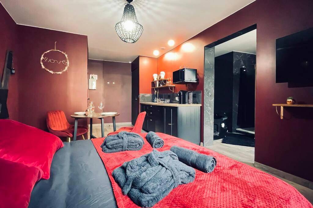 Vue d'ensemble de la suite avec coin cuisine - Love Room Le Baroque / Jacuzzi / Sauna