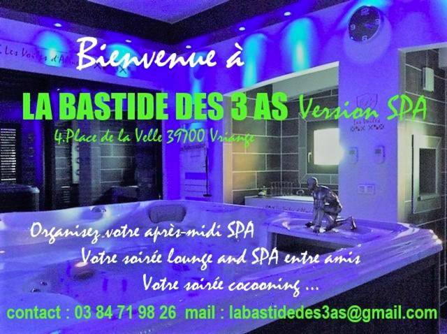 Jacuzzi privatif avec éclairage néon bleu - Love Room Vriange - LA BASTIDE DES 3 AS & Spa