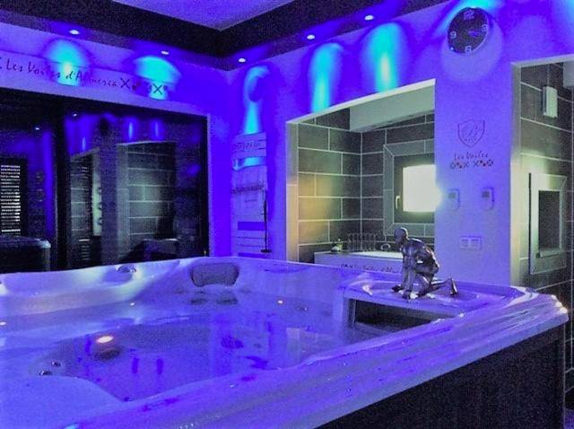 Espace bien - être avec spa et lumières d'ambiance - LA BASTIDE DES 3 AS & Spa