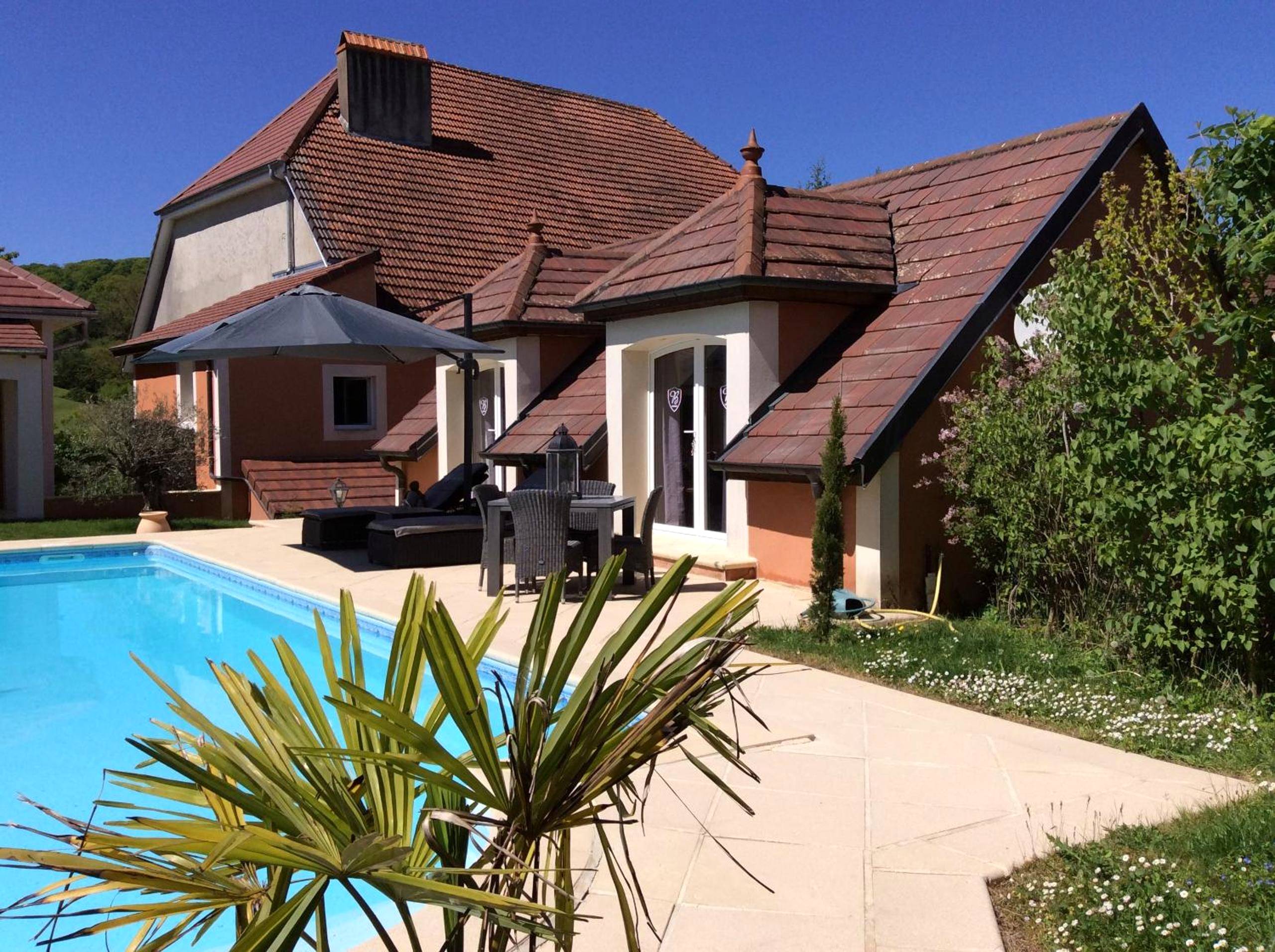 Piscine extérieure et terrasse aménagée - LA BASTIDE DES 3 AS & Spa
