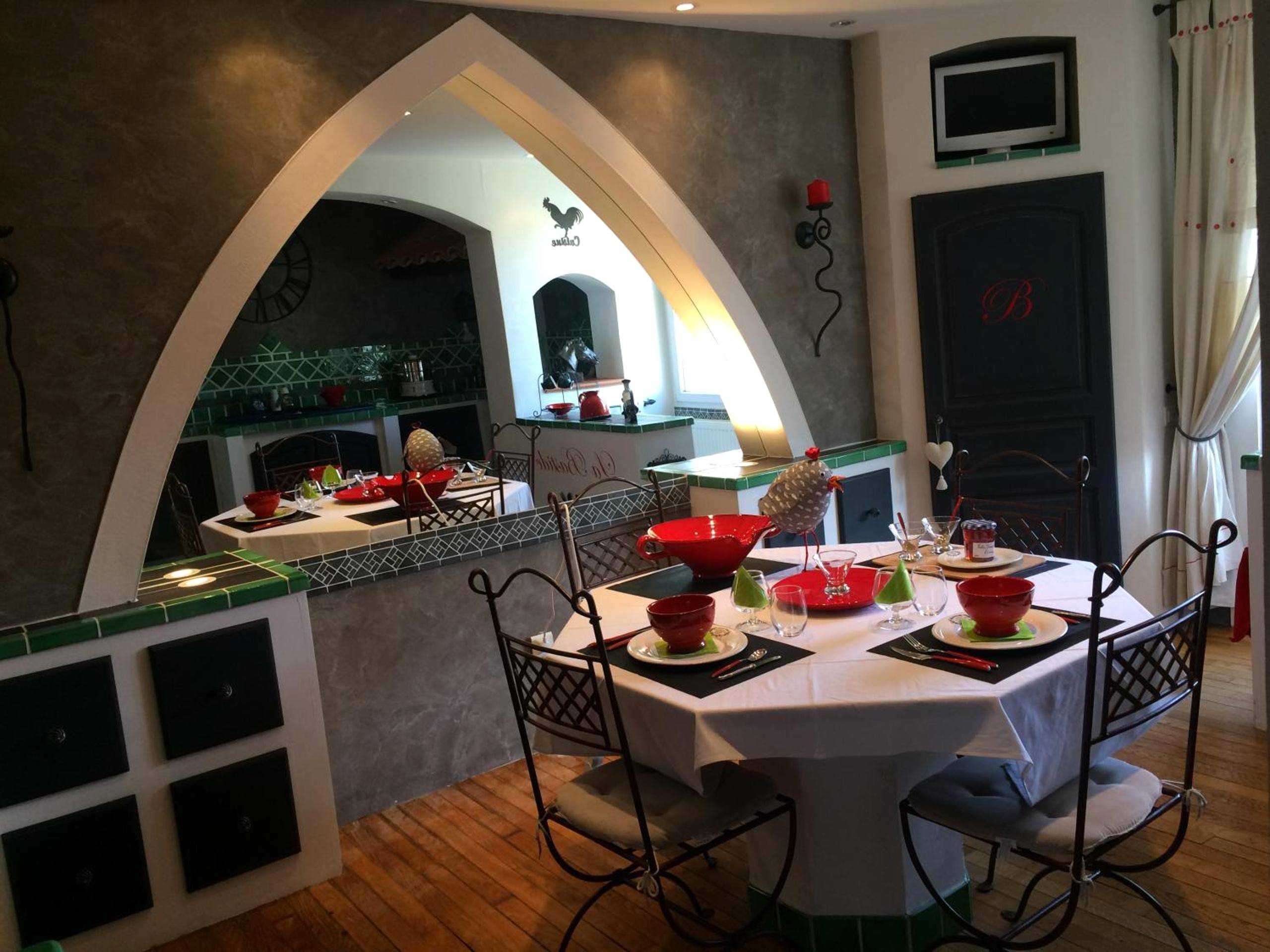 Espace repas avec table dressée et arche - LA BASTIDE DES 3 AS & Spa