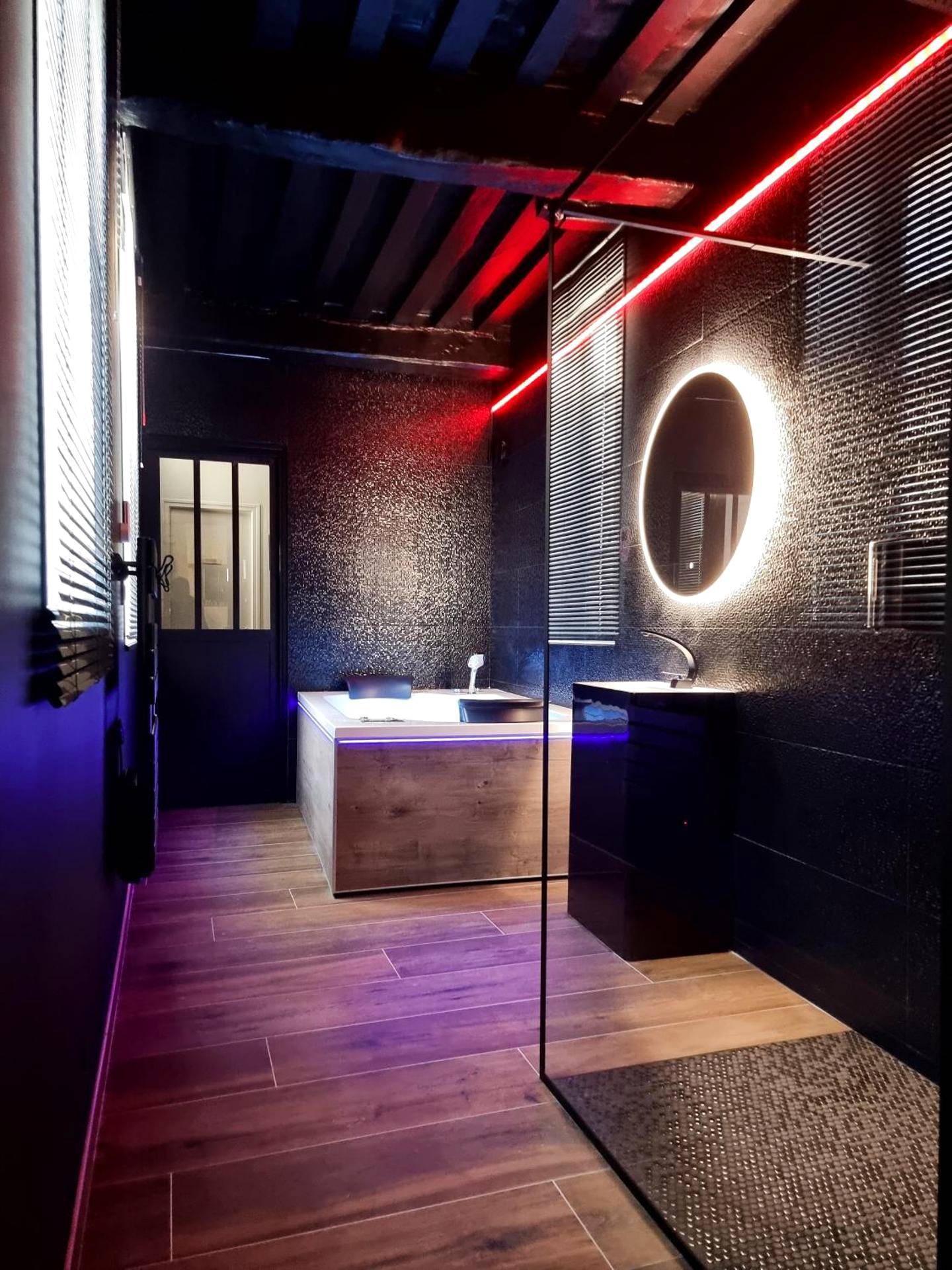 Baignoire balnéo et miroir LED circulaire - Love Room Bayeux - Bayeuzen Le Jardin - Nuit Romantique et Spa Privatif Bayeux