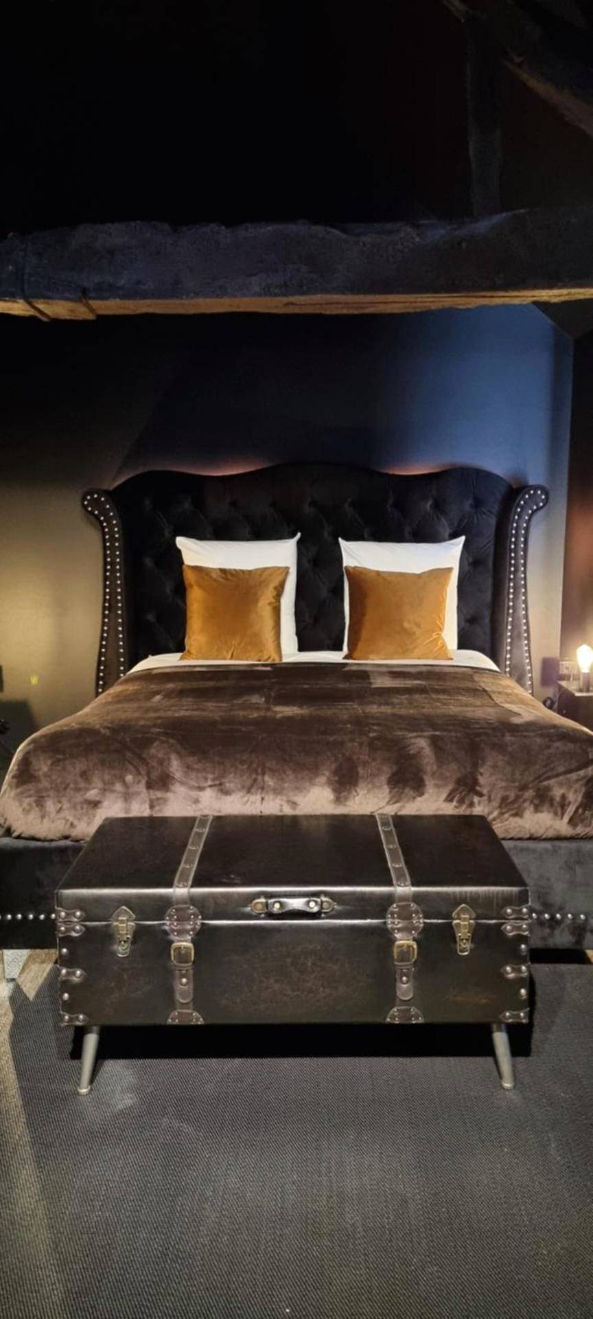 Lit double avec tête de lit capitonnée et malle - Bayeuzen Le Jardin - Nuit Romantique et Spa Privatif Bayeux