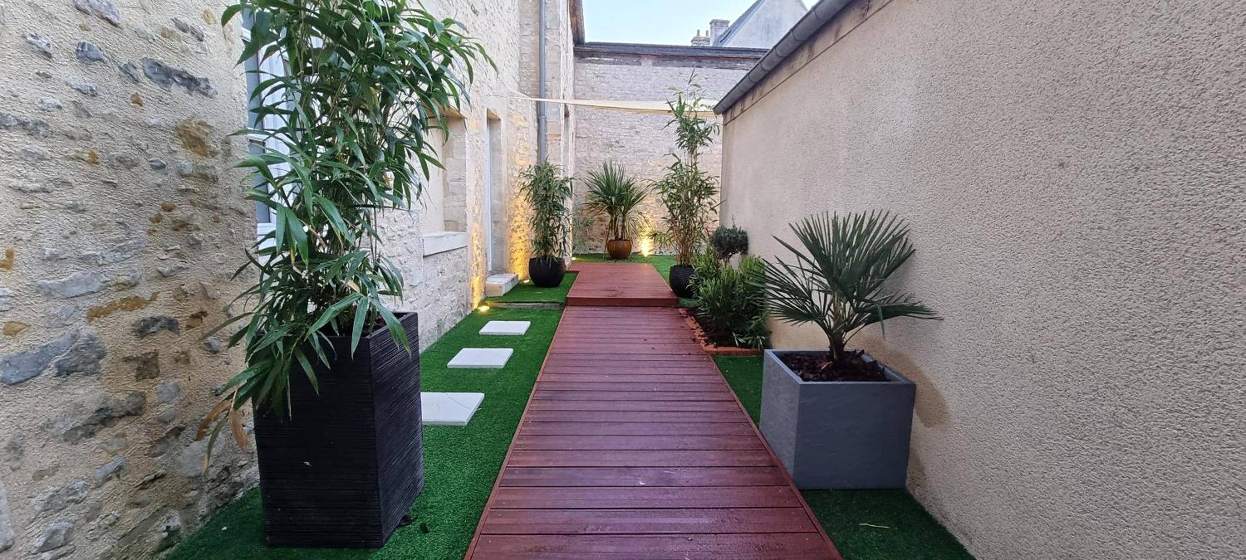 Allée en bois dans jardin clos avec plantes - Bayeuzen Le Jardin - Nuit Romantique et Spa Privatif Bayeux