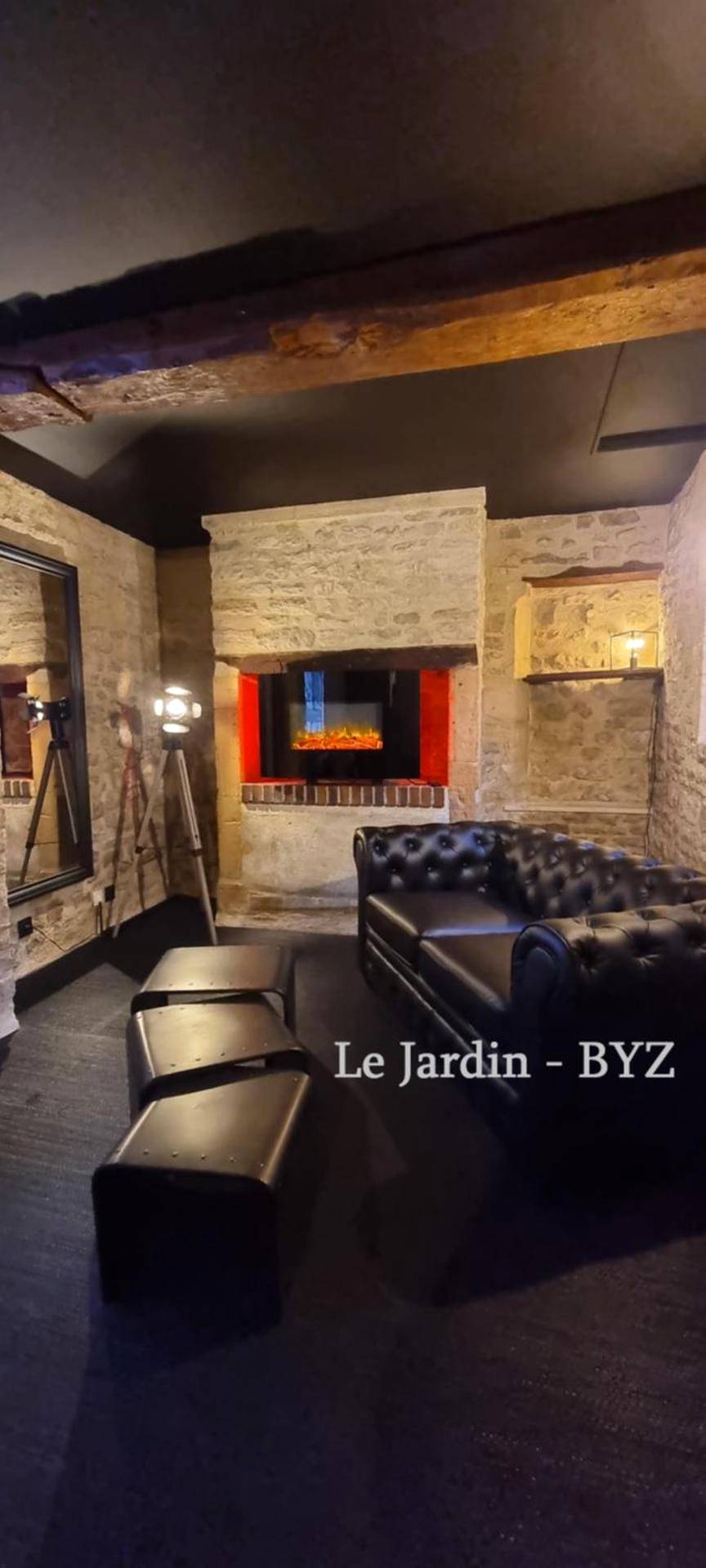 Salon avec canapé Chesterfield et cheminée - Bayeuzen Le Jardin - Nuit Romantique et Spa Privatif Bayeux