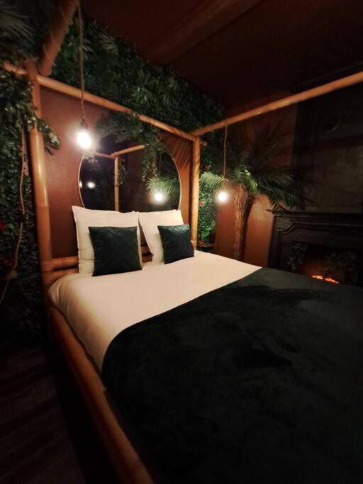 Lit à baldaquin en bambou et décor végétal - Love Room Bayeux - La Bayeuzen - La Tropicale - Love Room