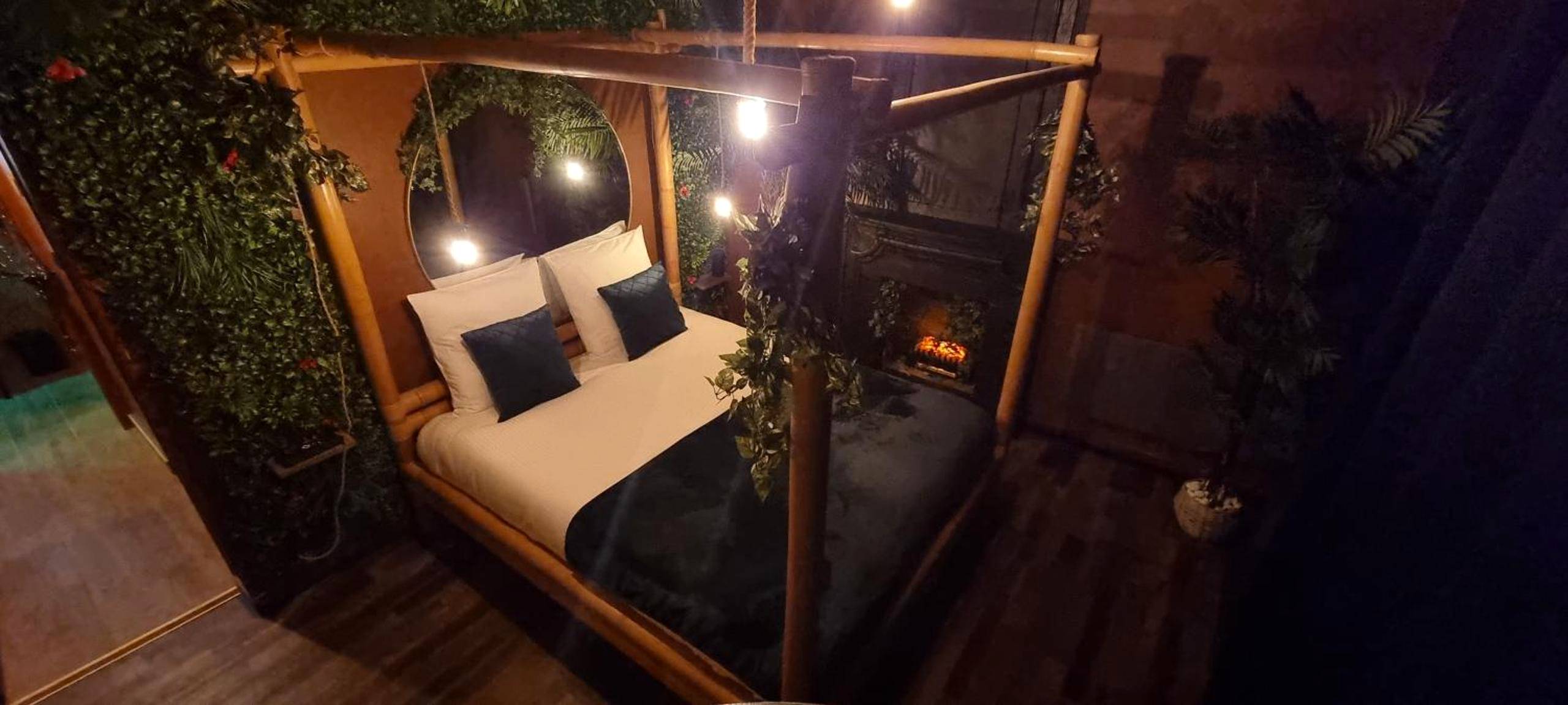 Chambre thématique avec lit bambou et cheminée - La Bayeuzen - La Tropicale - Love Room