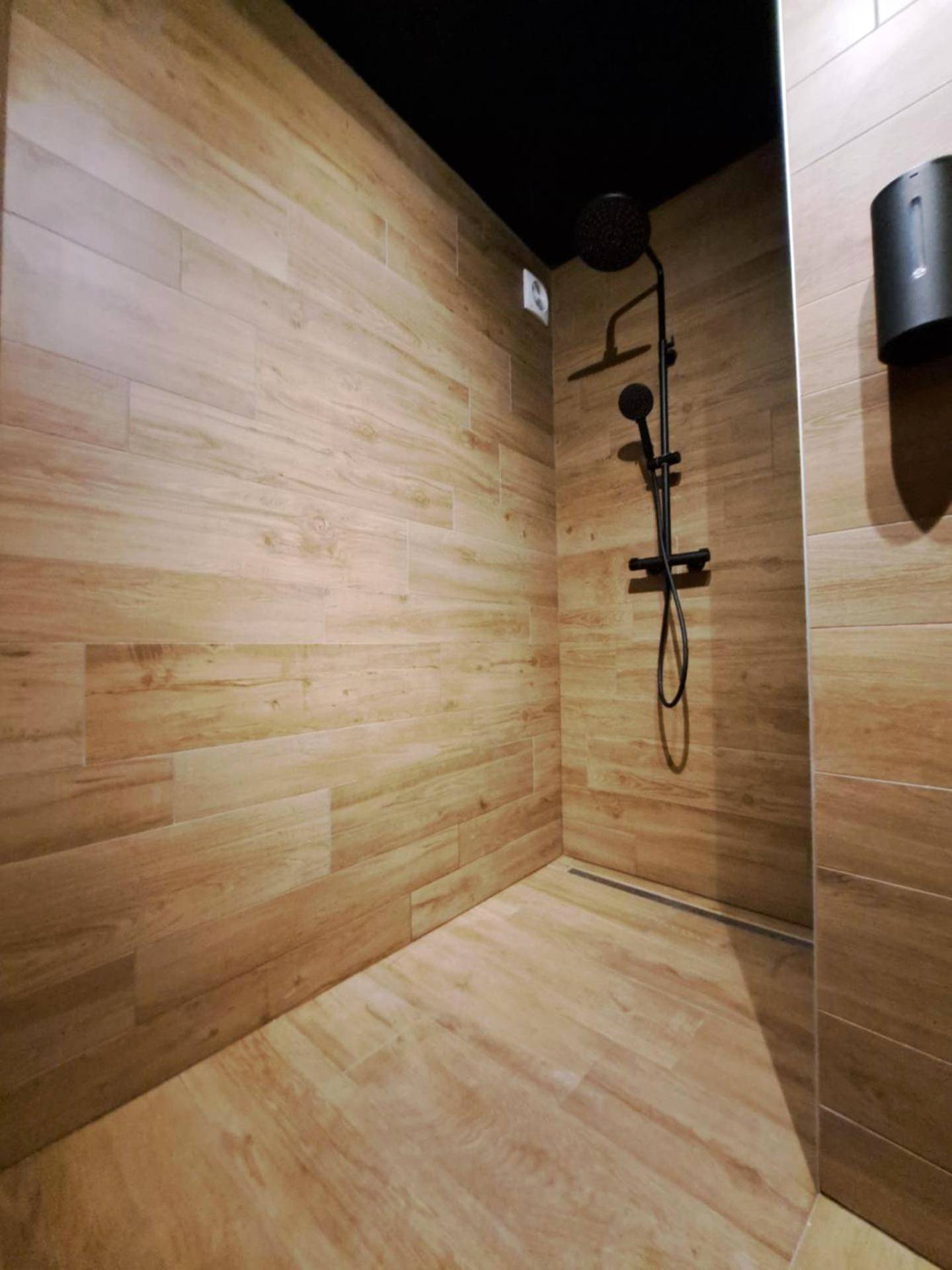 Douche à l'italienne avec parois effet bois - La Bayeuzen - La Tropicale - Love Room