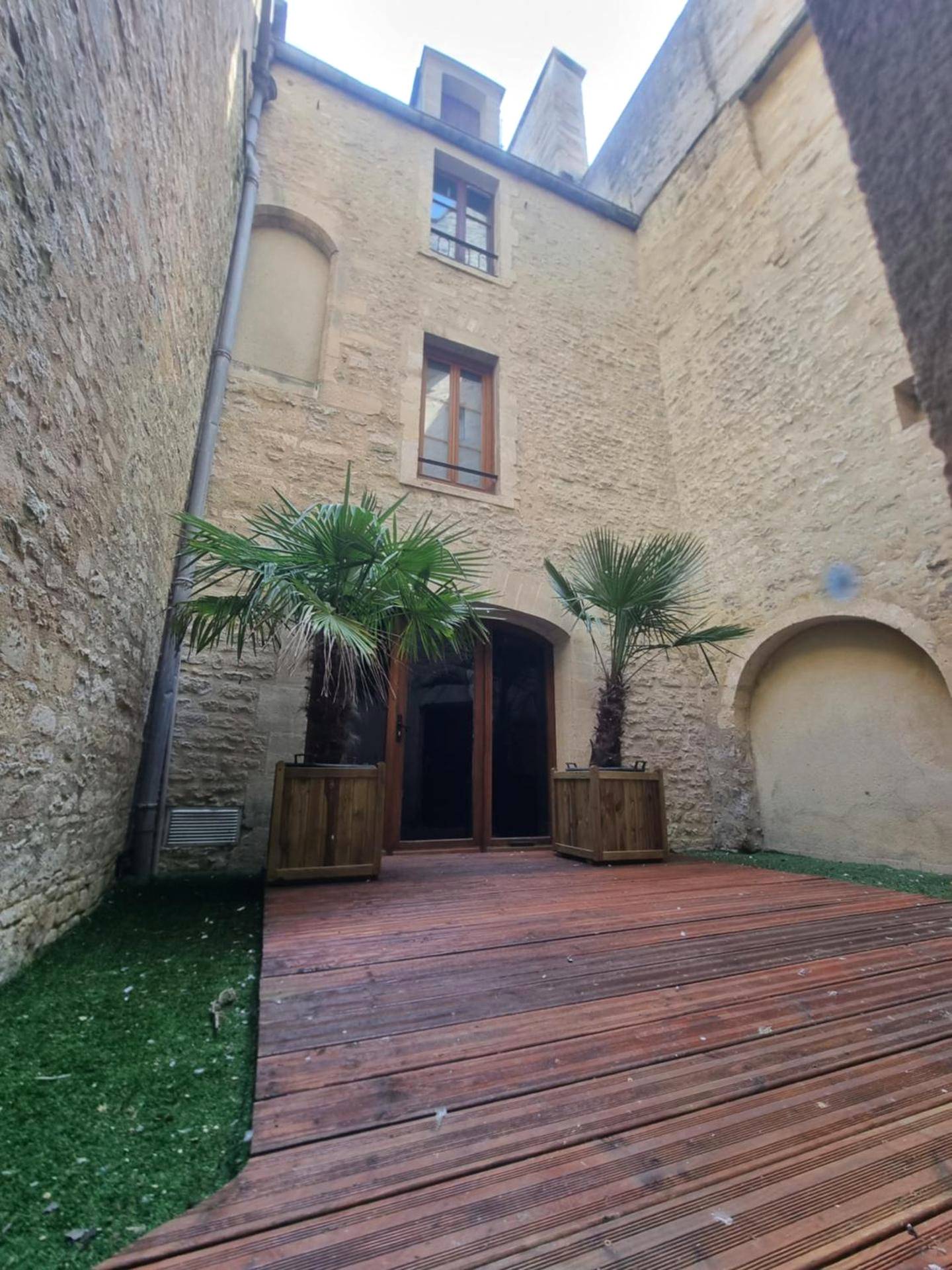 Terrasse privative en bois avec palmiers - La Bayeuzen - La Tropicale - Love Room