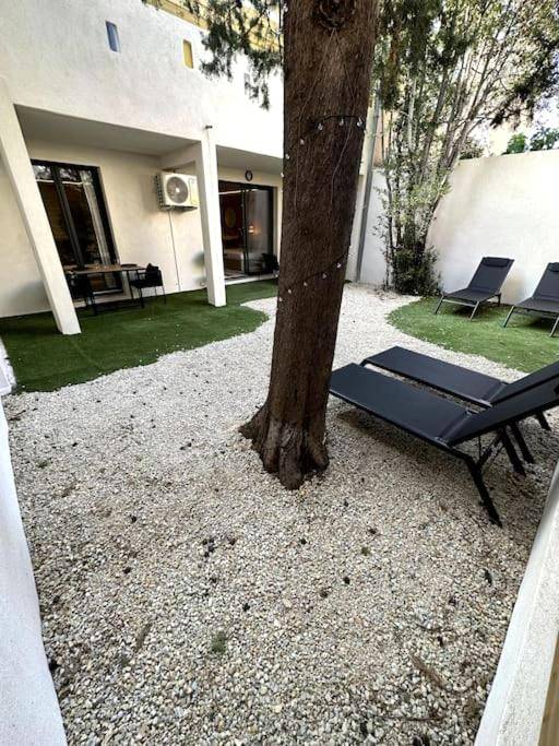 Terrasse privative avec transats et gravier - BDSM TanTra Love Room & SPA