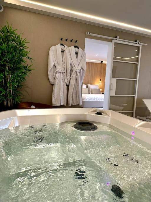 Bain à remous avec peignoirs à disposition - BDSM TanTra Love Room & SPA