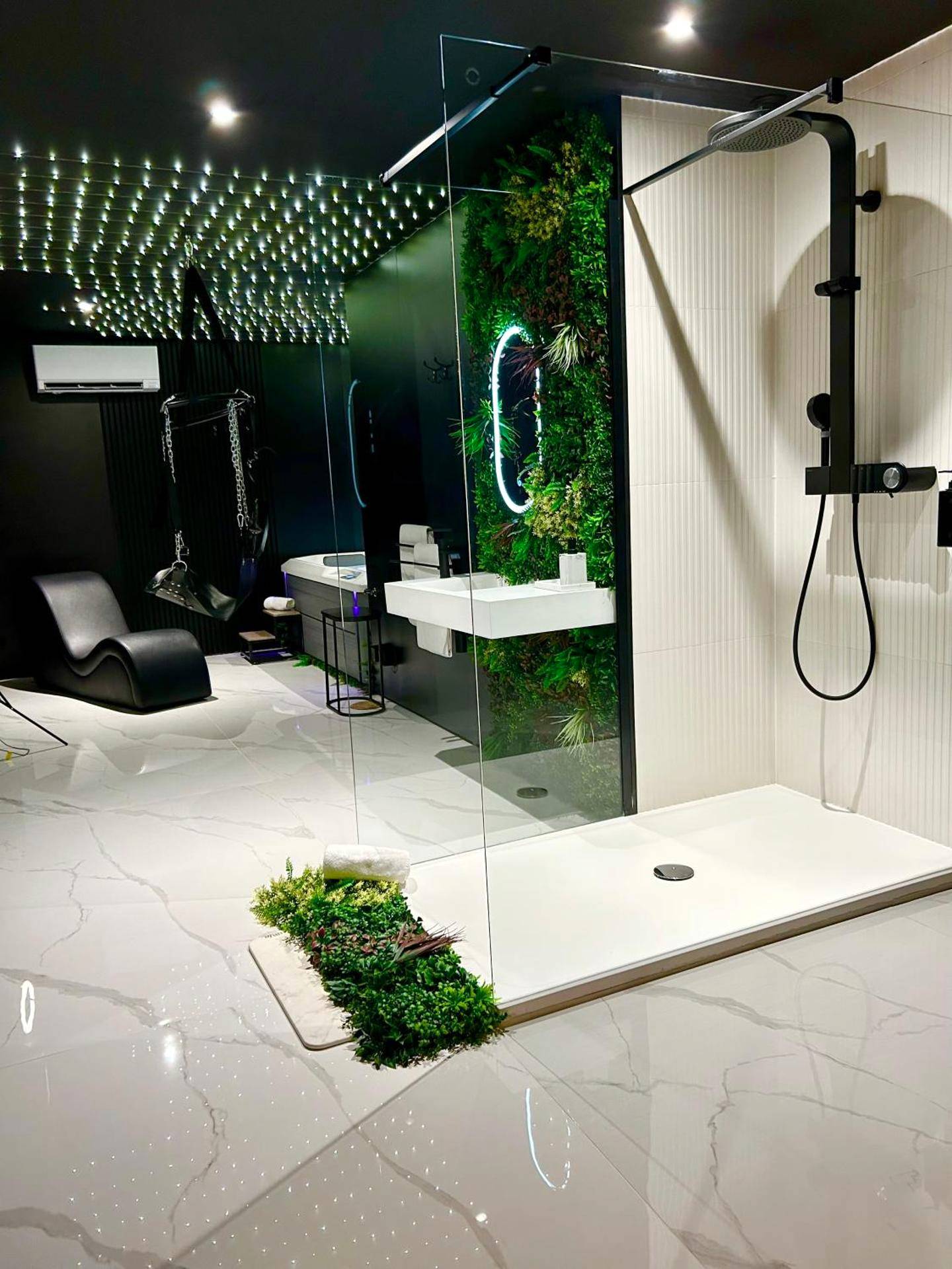 Douche à l'italienne et mur végétal - Love Room Salon - de - Provence - BDSM TANTRA Love Room Salon - de - Provence