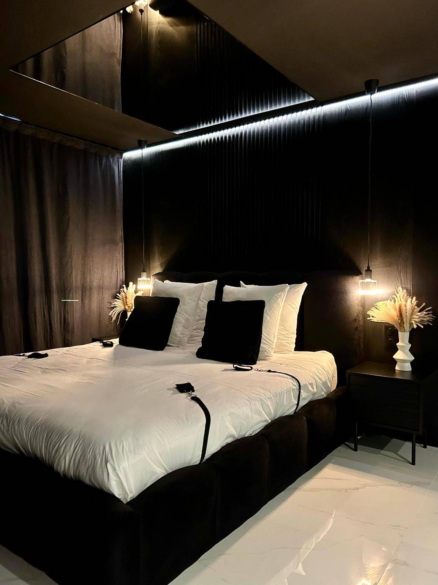 Lit king size avec miroir au plafond - BDSM TANTRA Love Room Salon - de - Provence