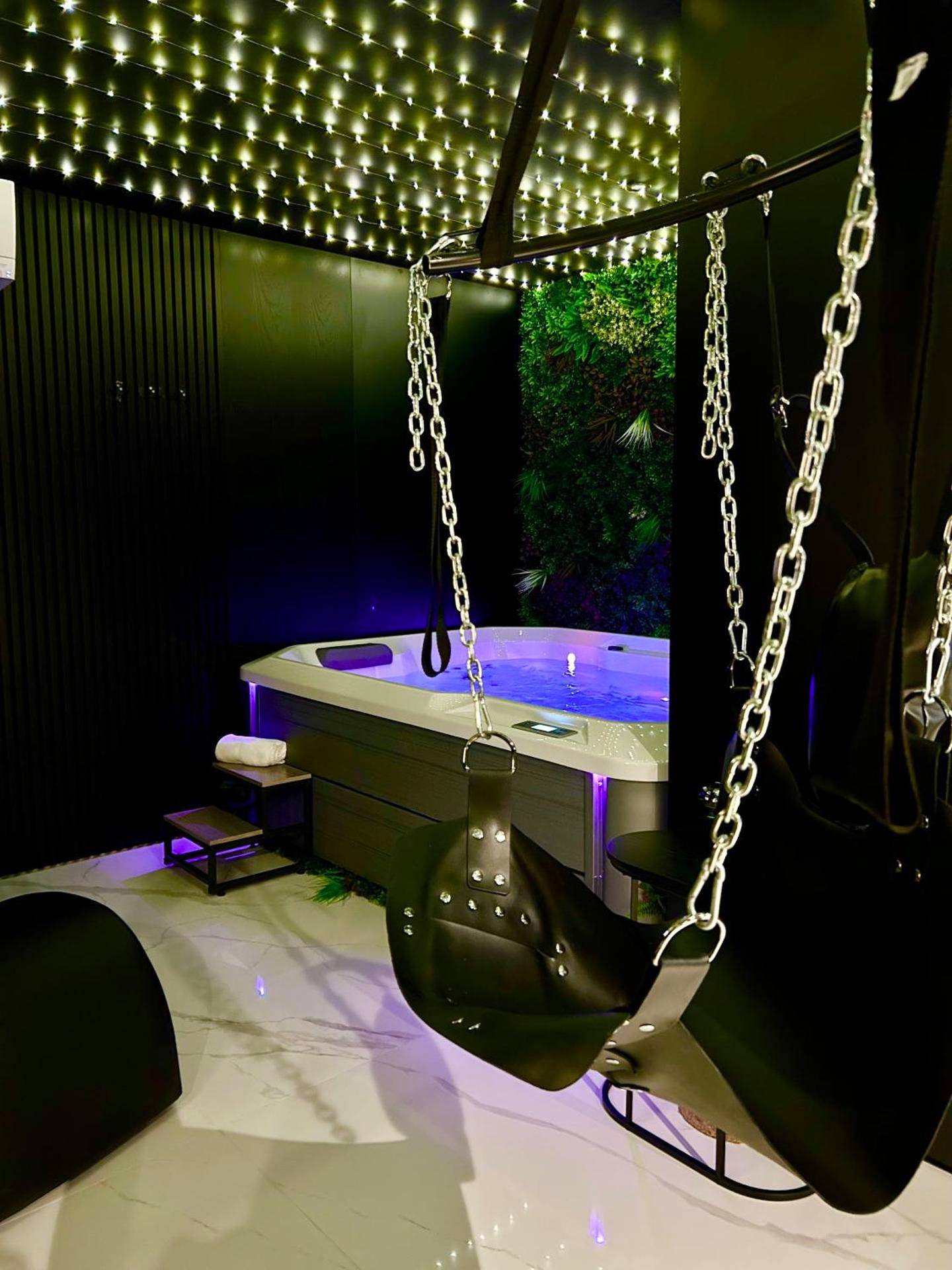 Balançoire érotique face au jacuzzi - BDSM TANTRA Love Room Salon - de - Provence