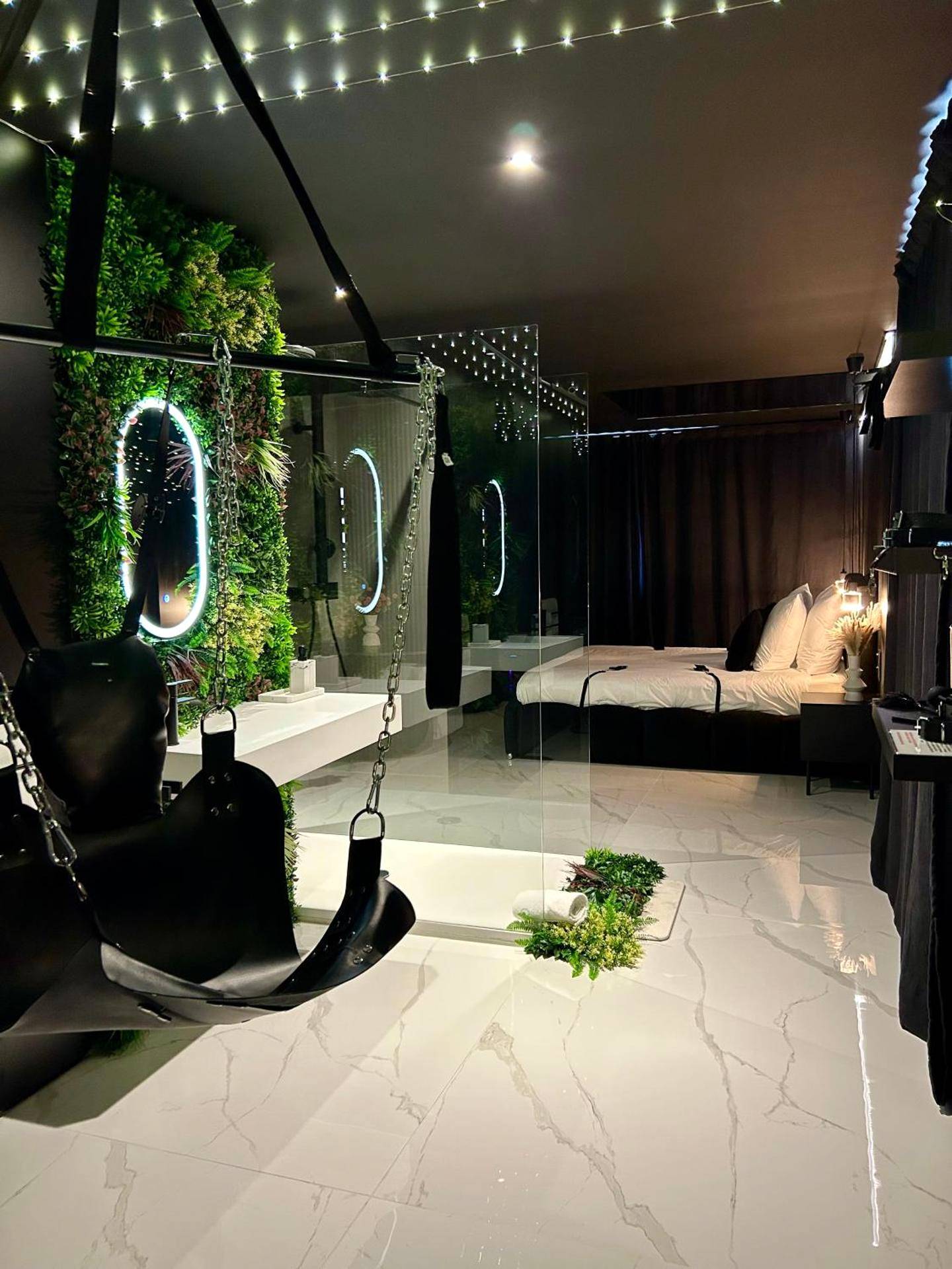 Vue d'ensemble de la suite avec lit et douche - BDSM TANTRA Love Room Salon - de - Provence