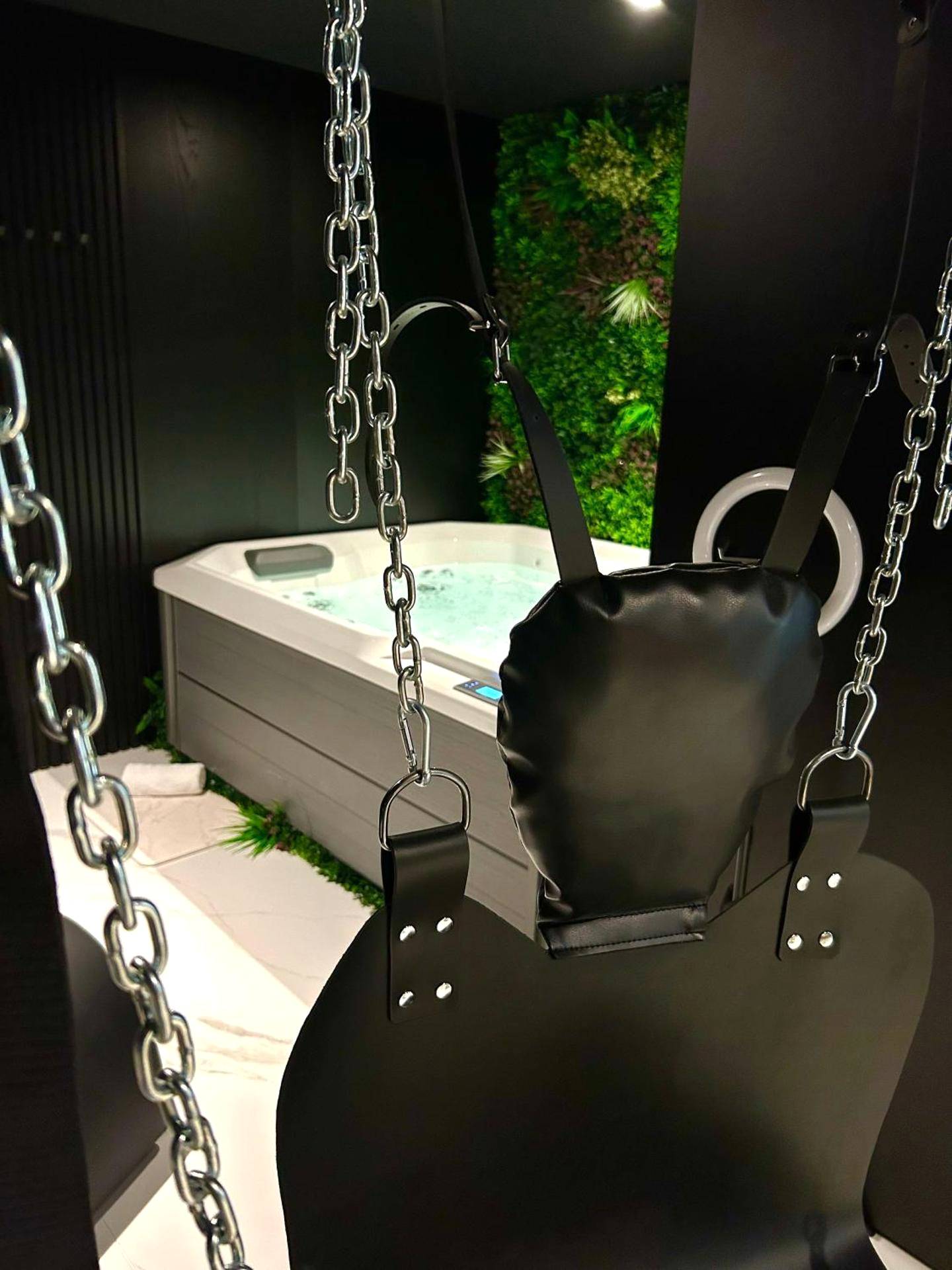 Détail de la balançoire et jacuzzi en fond - BDSM TANTRA Love Room Salon - de - Provence