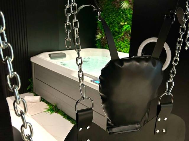 Détail de la balançoire et jacuzzi en fond - BDSM TANTRA Love Room Salon - de - Provence