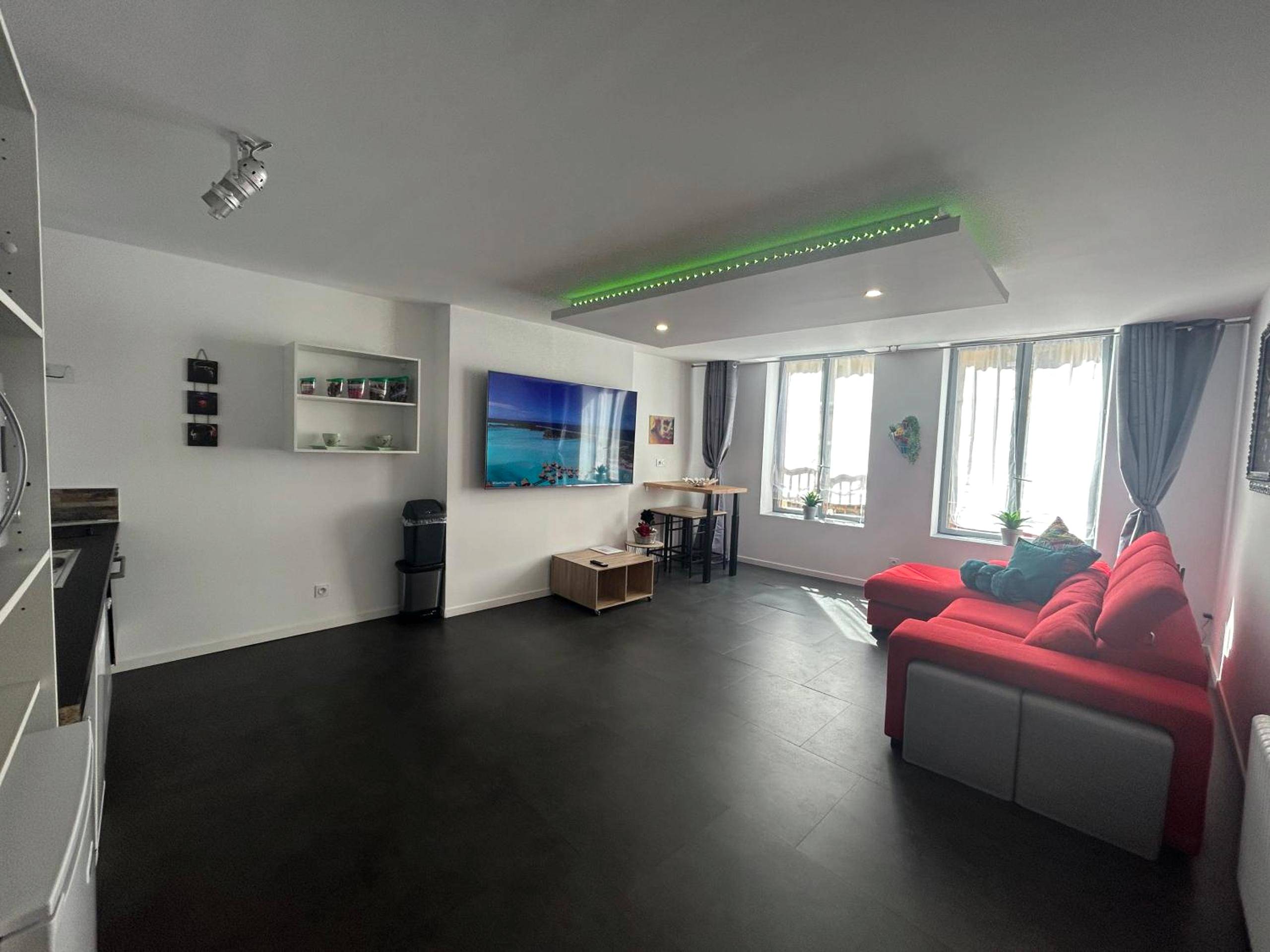 Séjour spacieux avec éclairage LED vert - Bel appart stylé avec jacuzzi